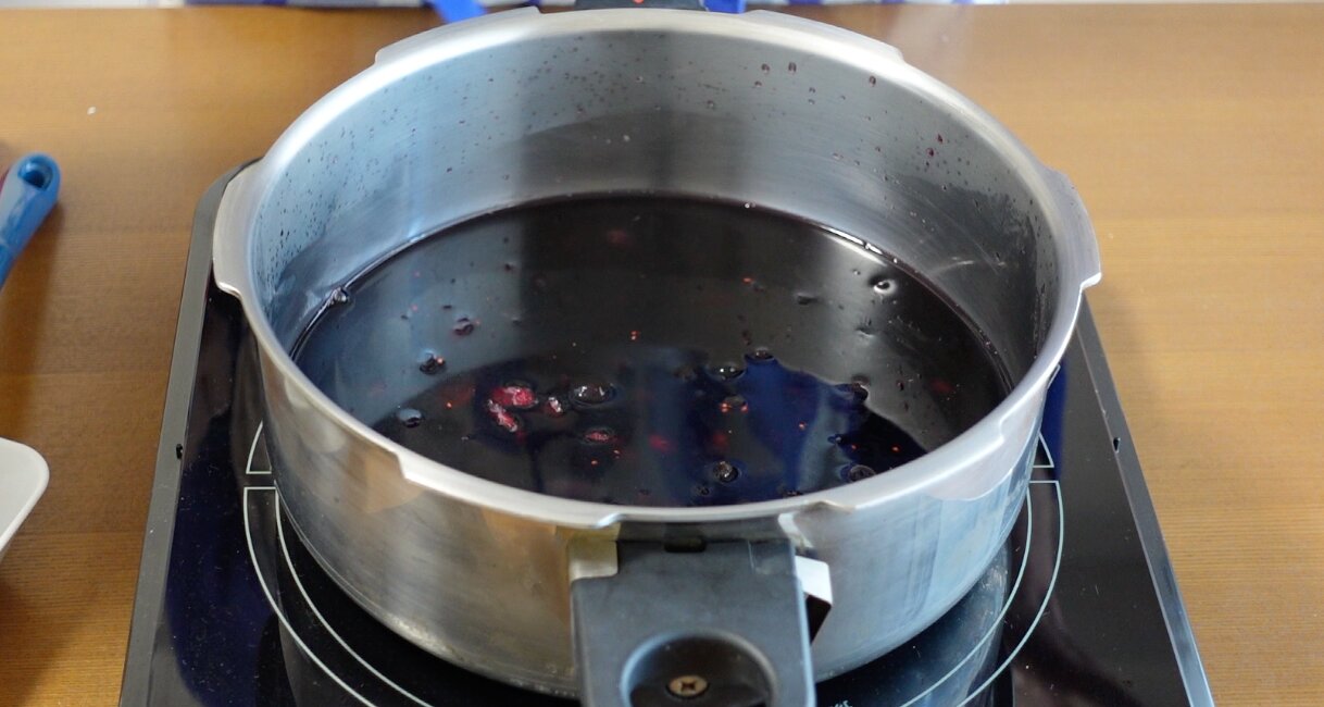 豆料理を圧力鍋で作る場合は、鍋の内側の線を目安にして、鍋の深さの1/3以下に