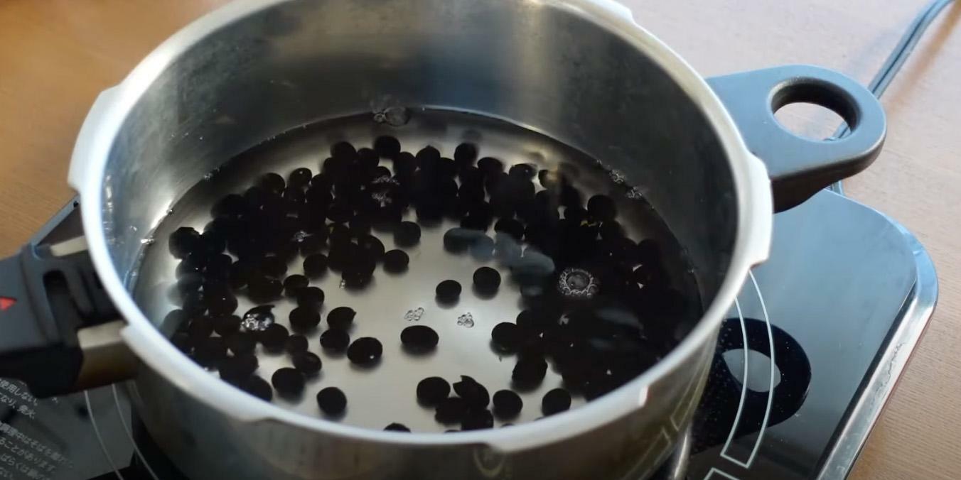 黒豆は使う直前にさっと洗ってください。表面が乾くとヒビが入って破れやすくなります