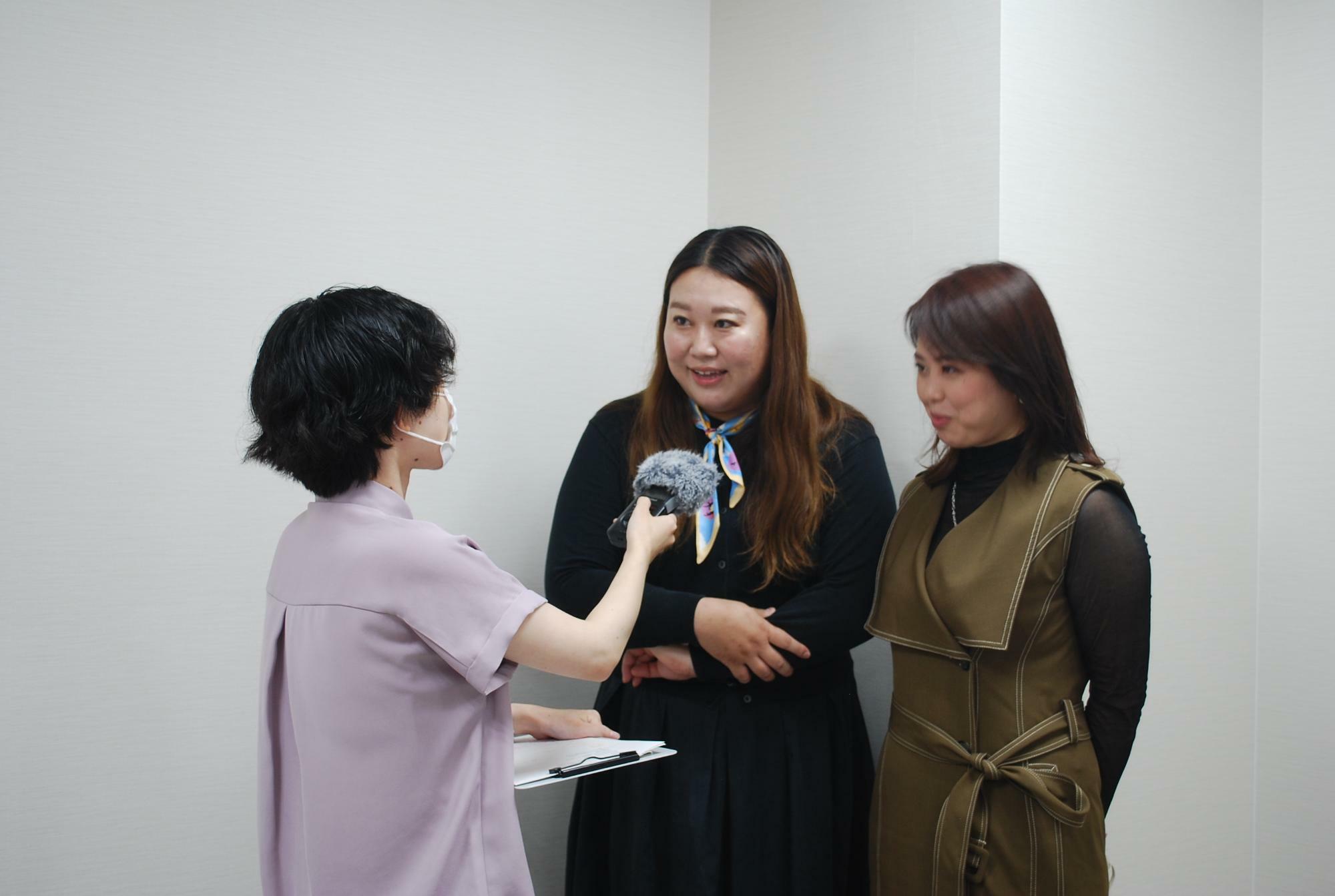 ドラマティック編集部代表都築さん（左）と副代表天川梢さん（右）。FMうじのインタビューを受けられました