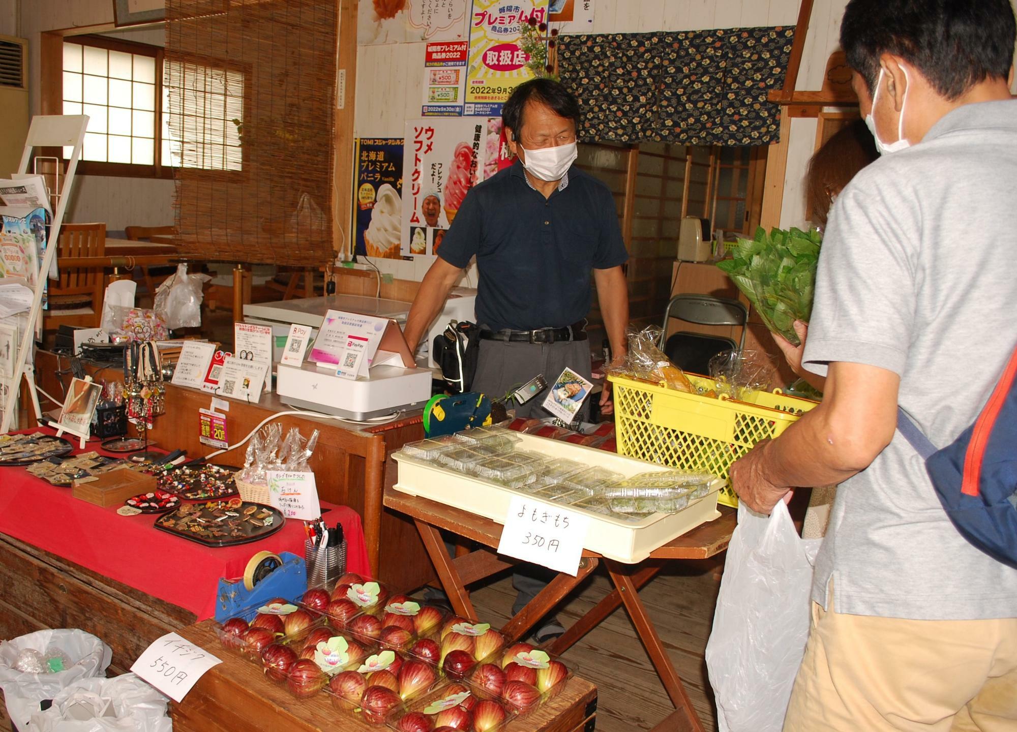 青谷工房の店長、田中さん（中央）先日、関西てれび「よ～いどん」にも出演されました！