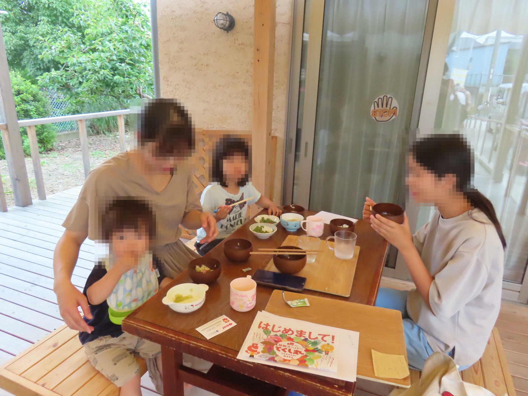 みんなと朝ごはん　おかや食堂の様子