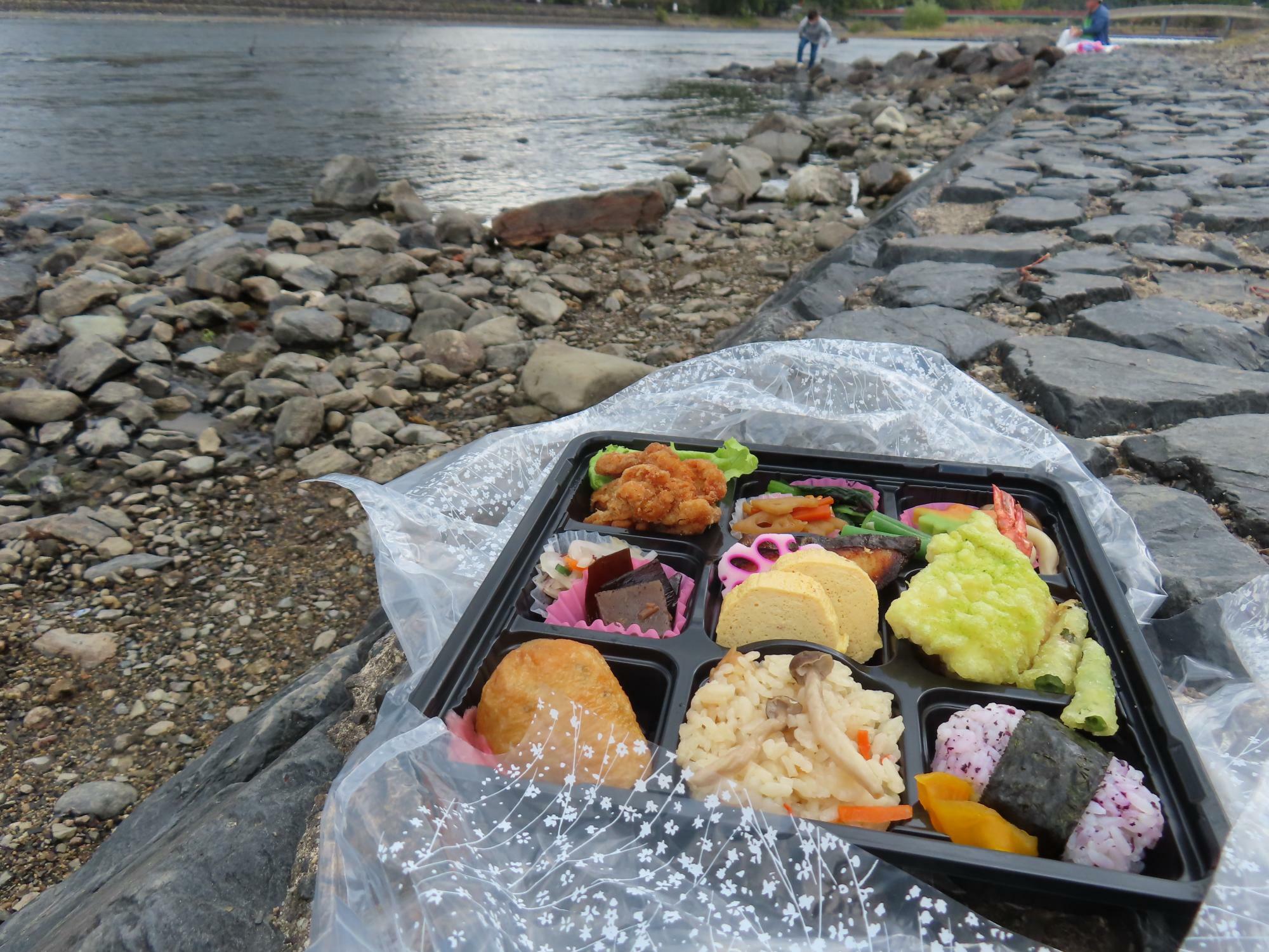 2023年の「ヒサ」さんのうーちゃ弁当。宇治川のほとりでいただきました！