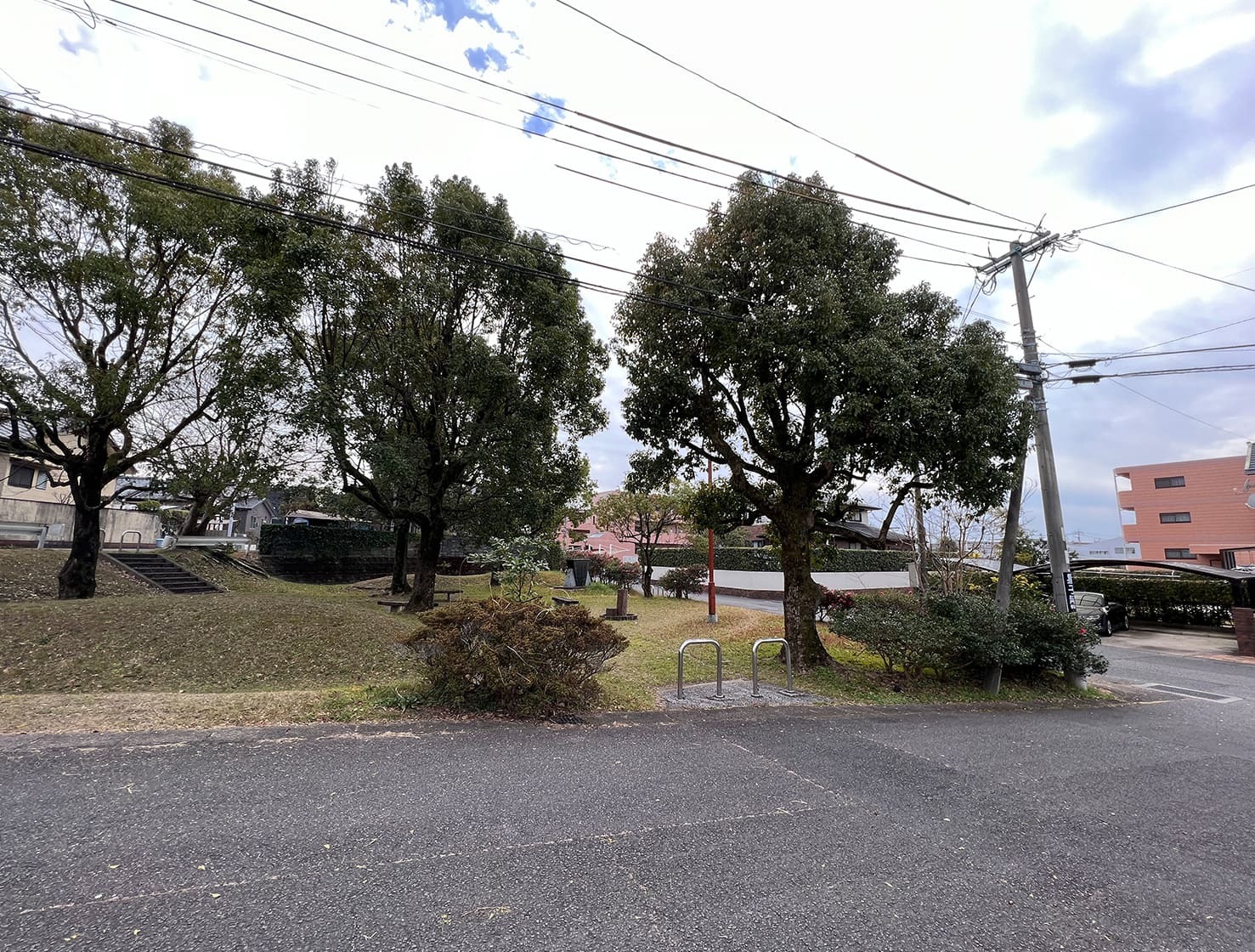 店舗の駐車場からみた風景