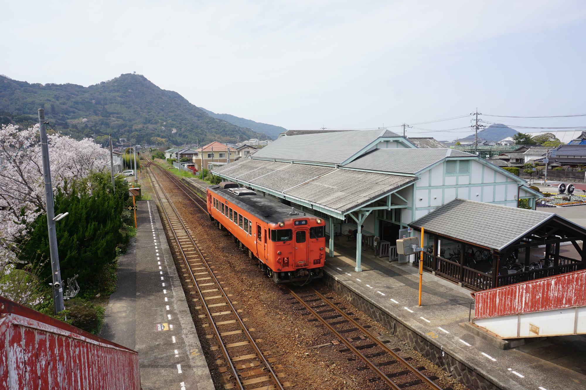 萩駅に停車する列車