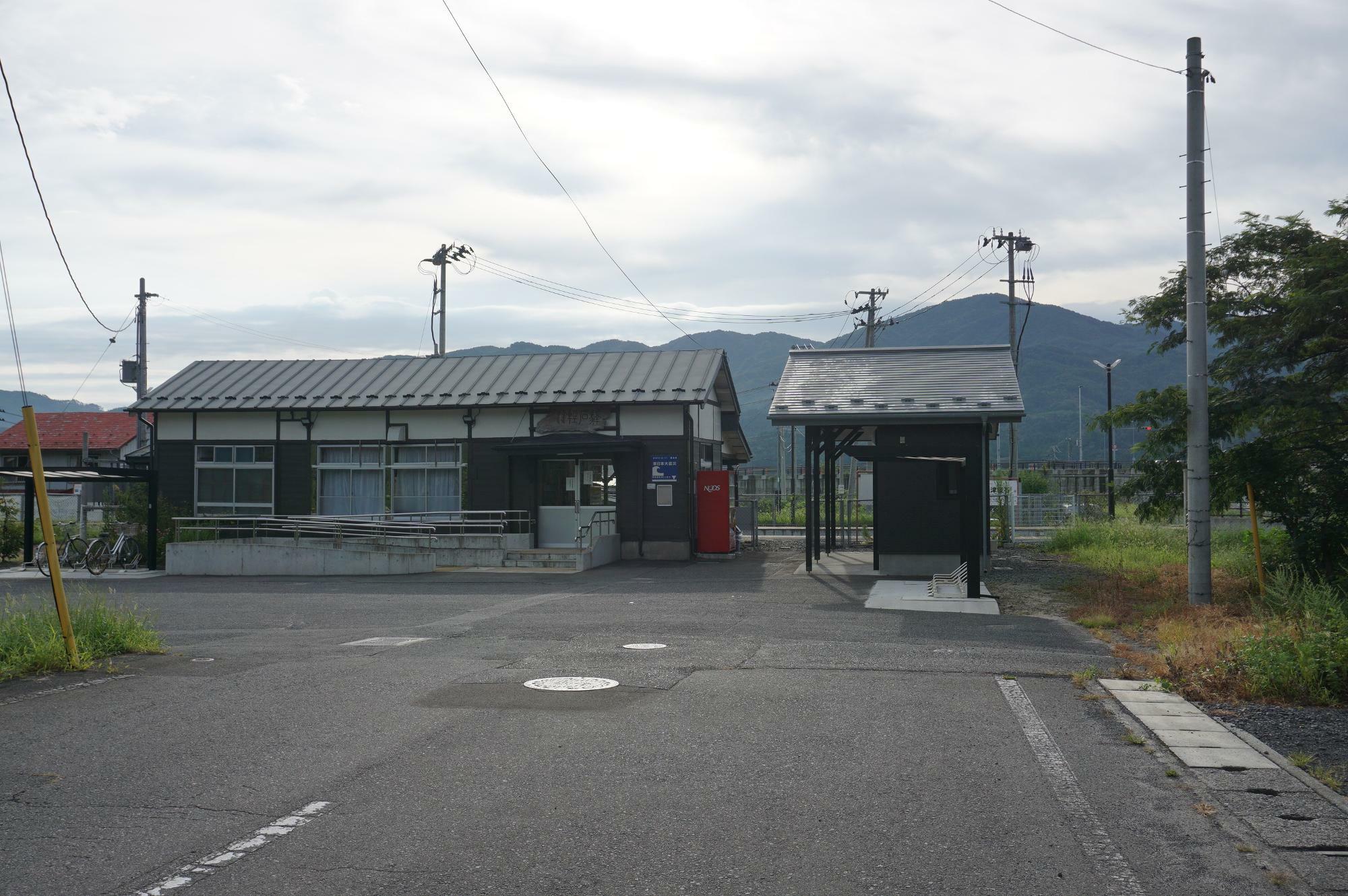 駅舎とトイレ（右）
