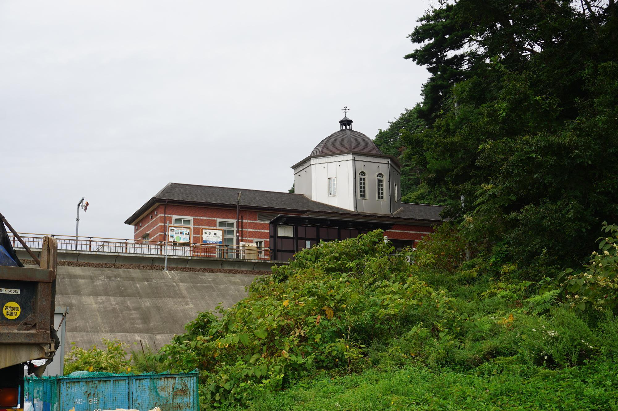 海側から見た駅舎