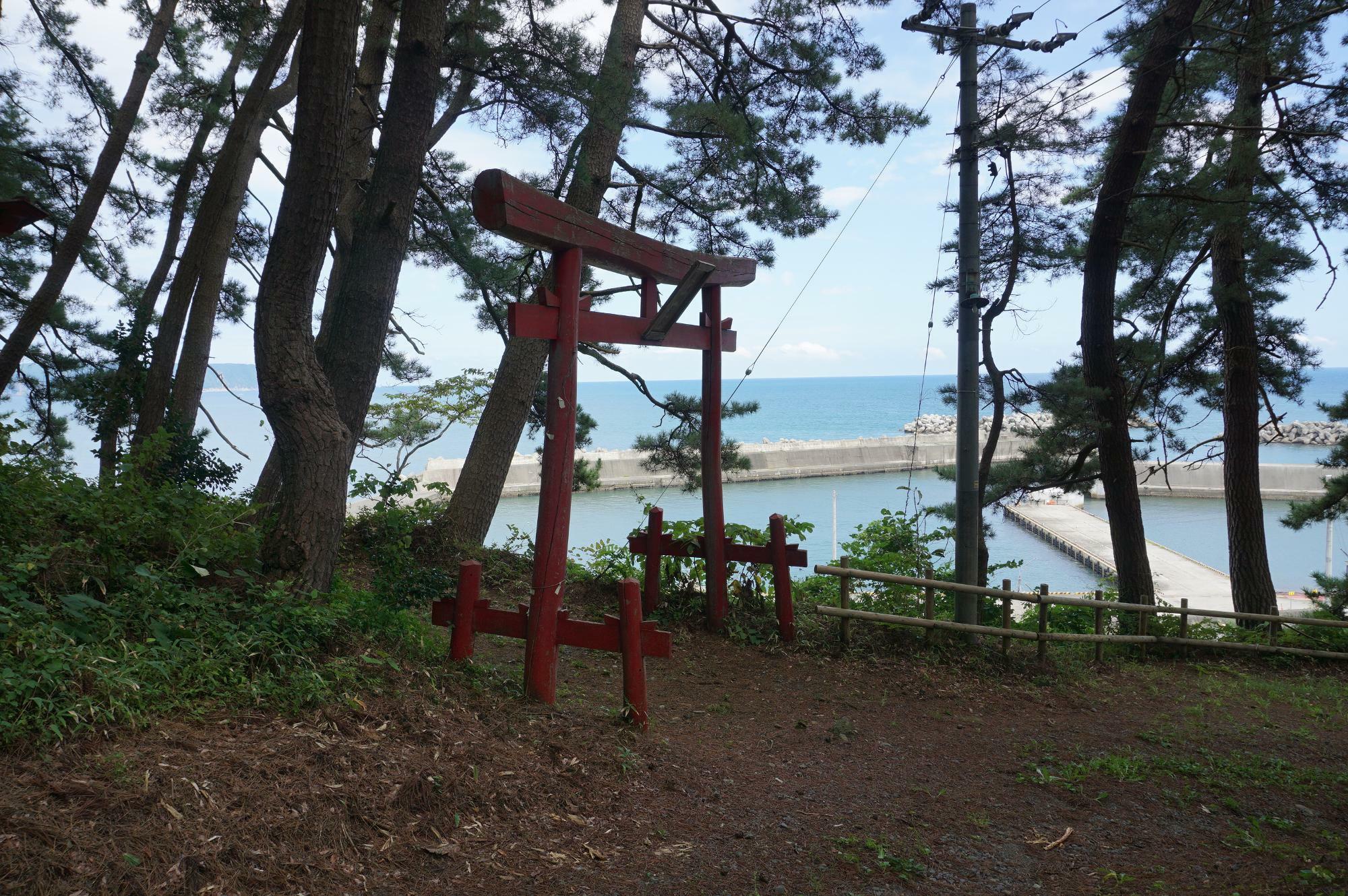 玉川神社の鳥居と海