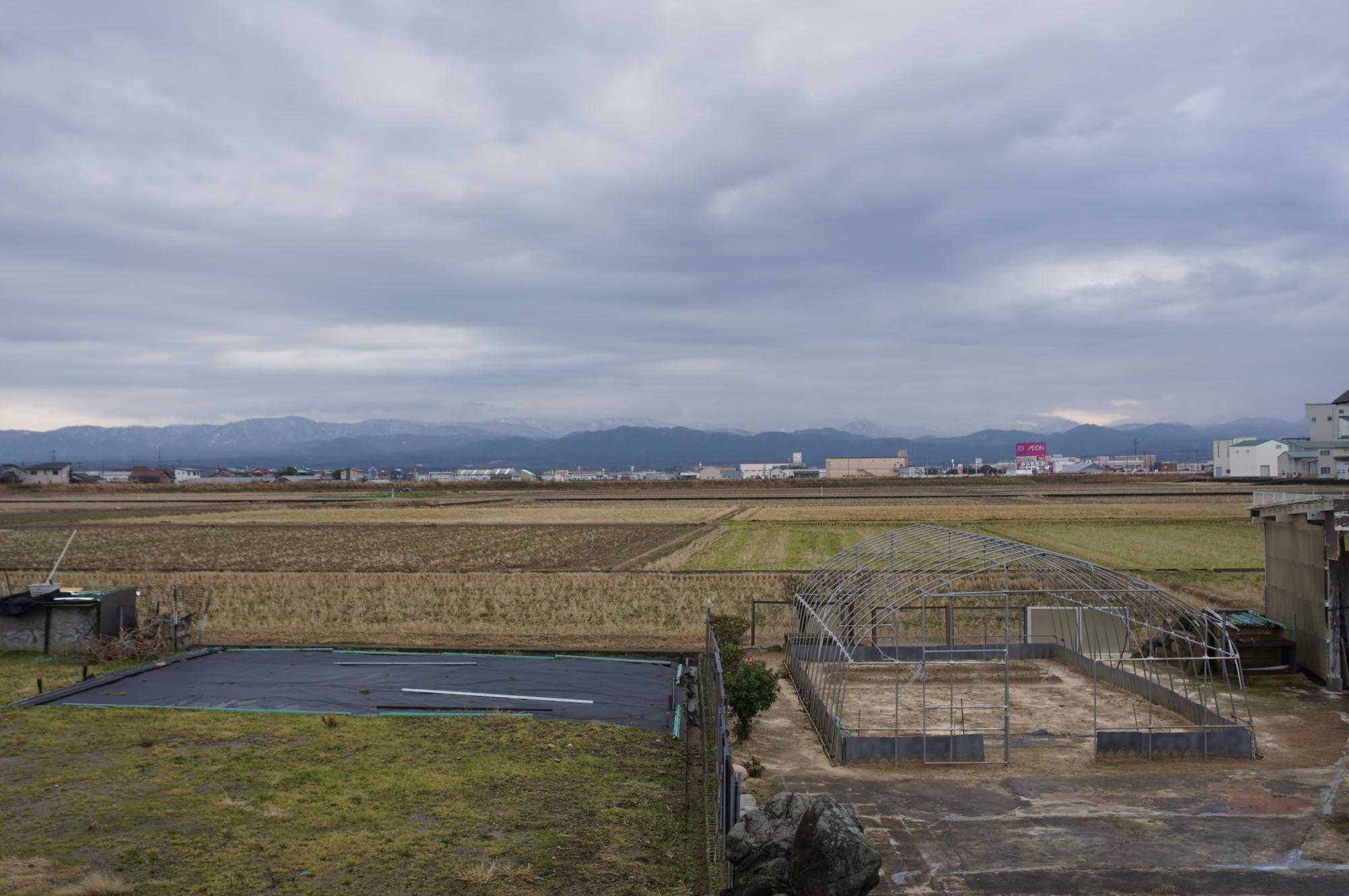 ホームから白山連峰方面を望む