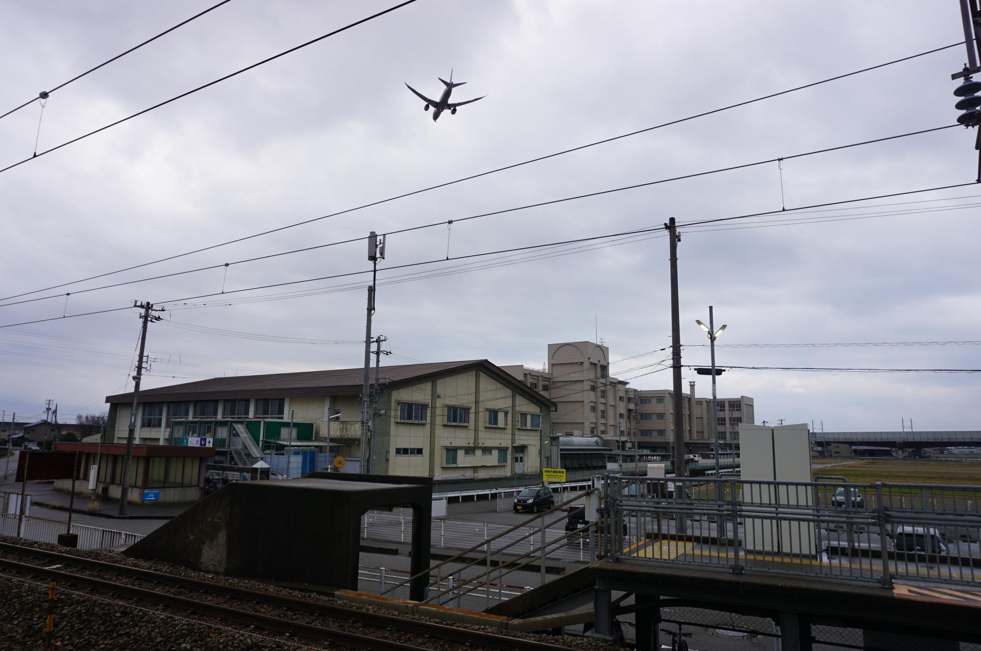 駅上空を通過する飛行機