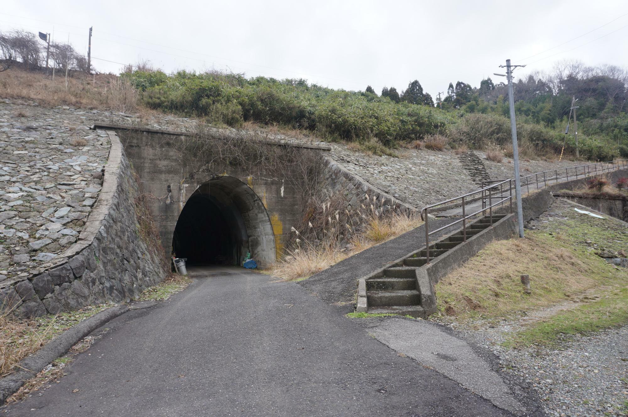 線路の下をくぐるトンネルと駅裏口