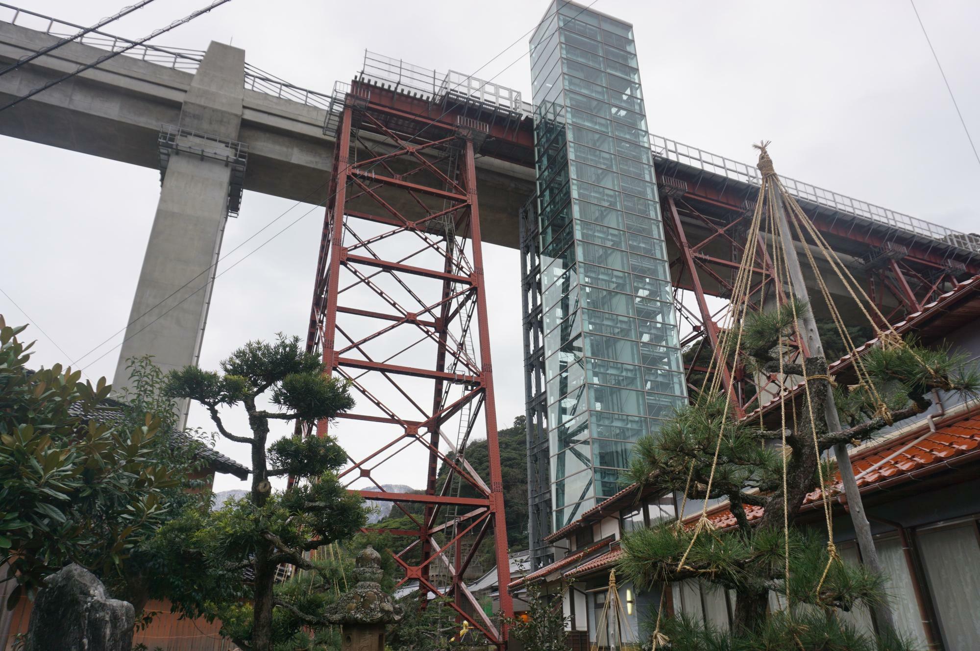 集落から余部橋梁とクリスタルタワーを見上げる