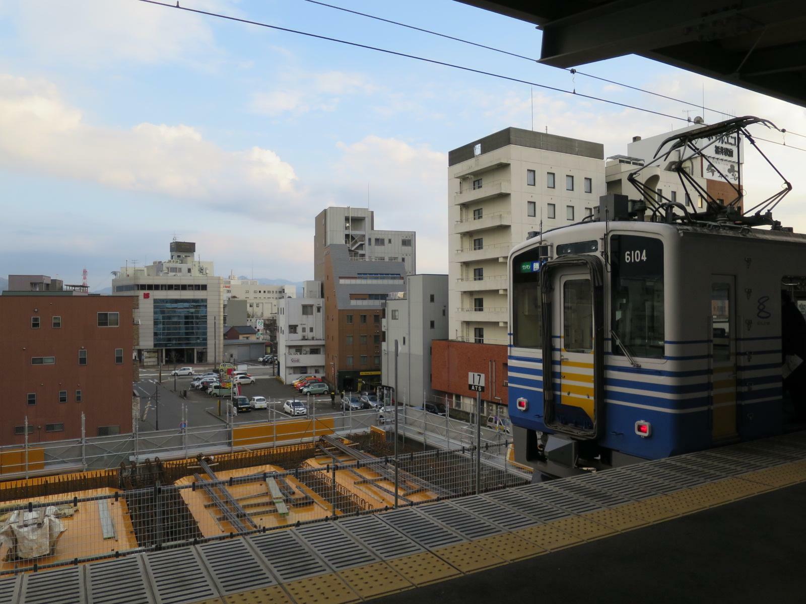 仮駅時代のえちぜん鉄道福井駅　左で工事中なのがえちぜん鉄道の高架駅