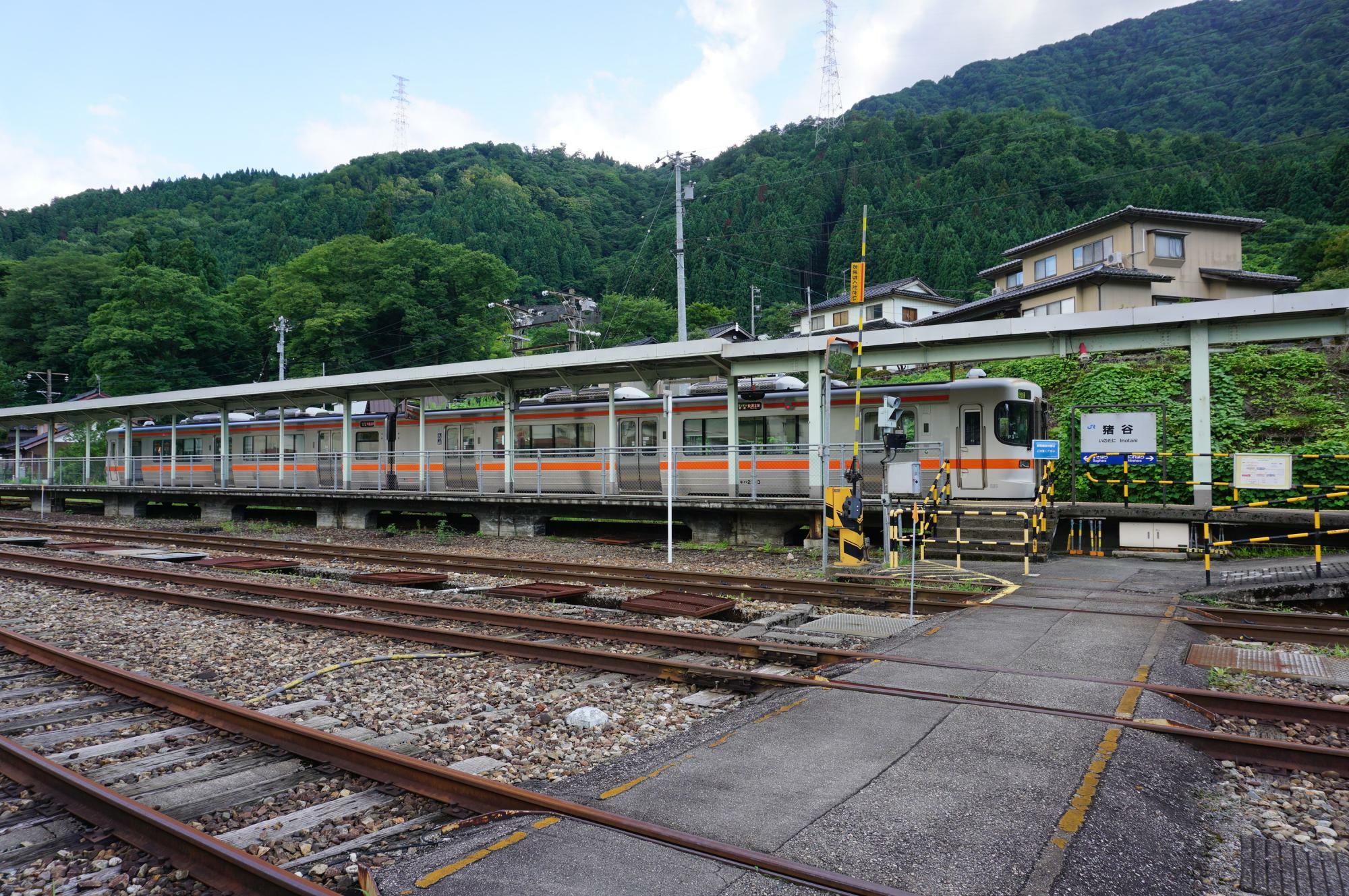 折り返し発車を待つJR東海の列車