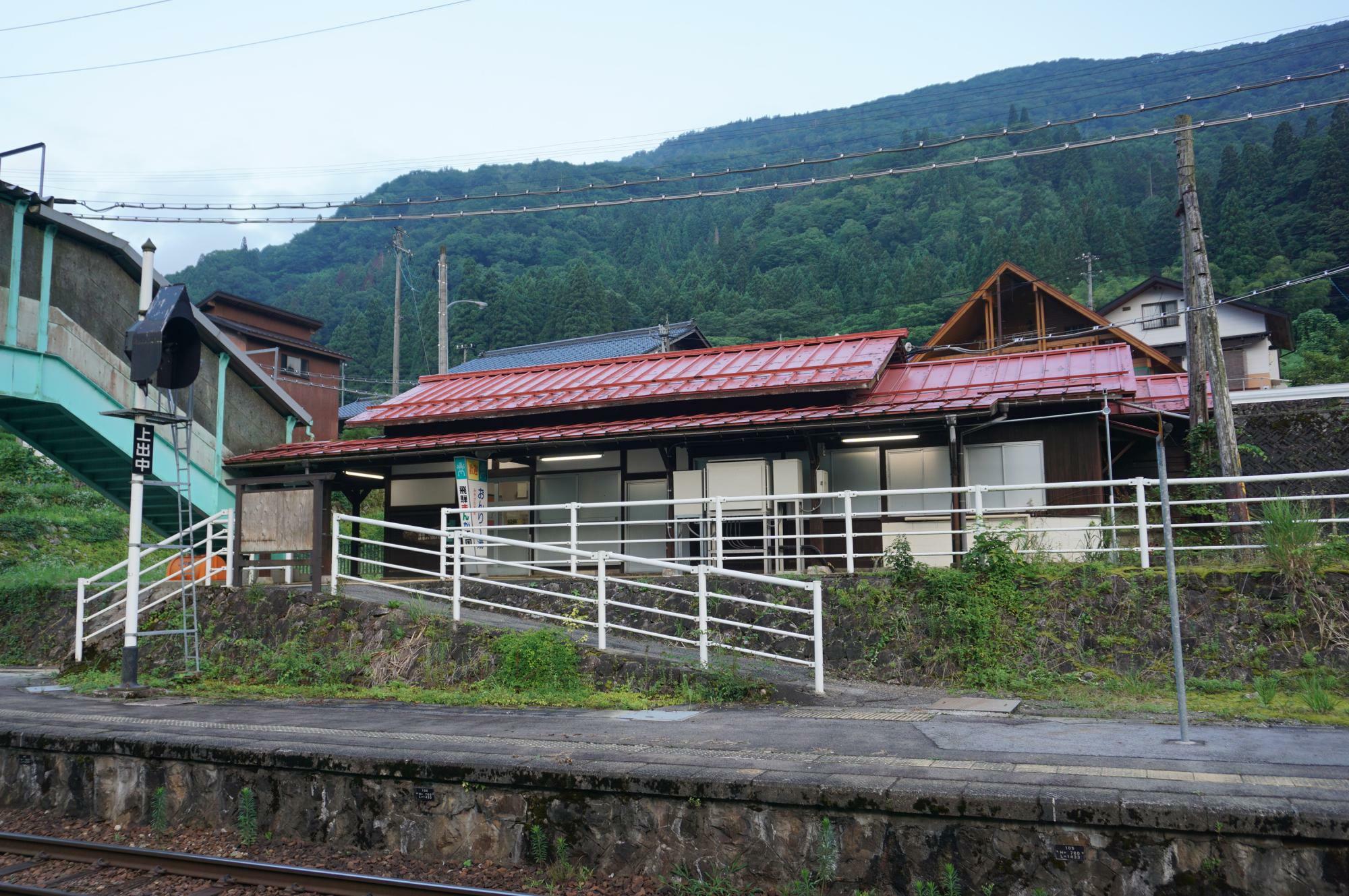 駅舎（ホーム側）