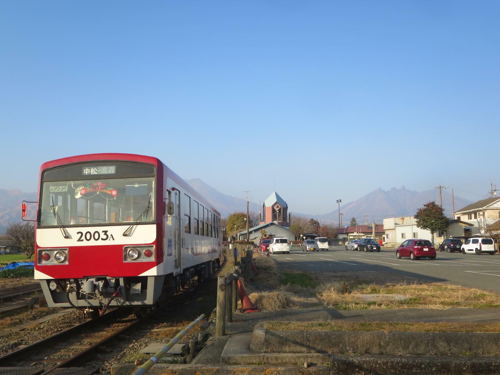 高森駅に到着するMT-2003A