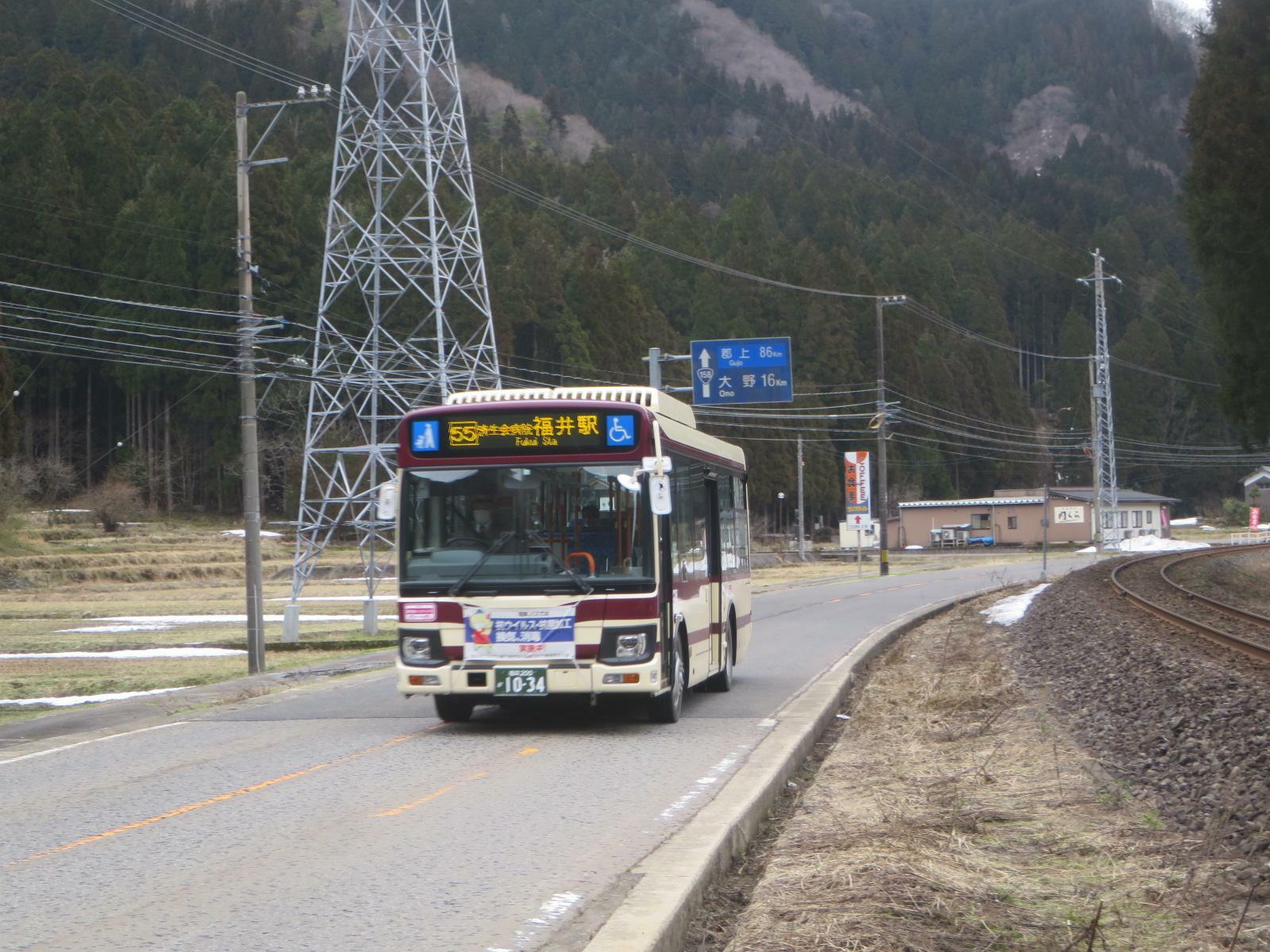 越美北線と並行する京福バス