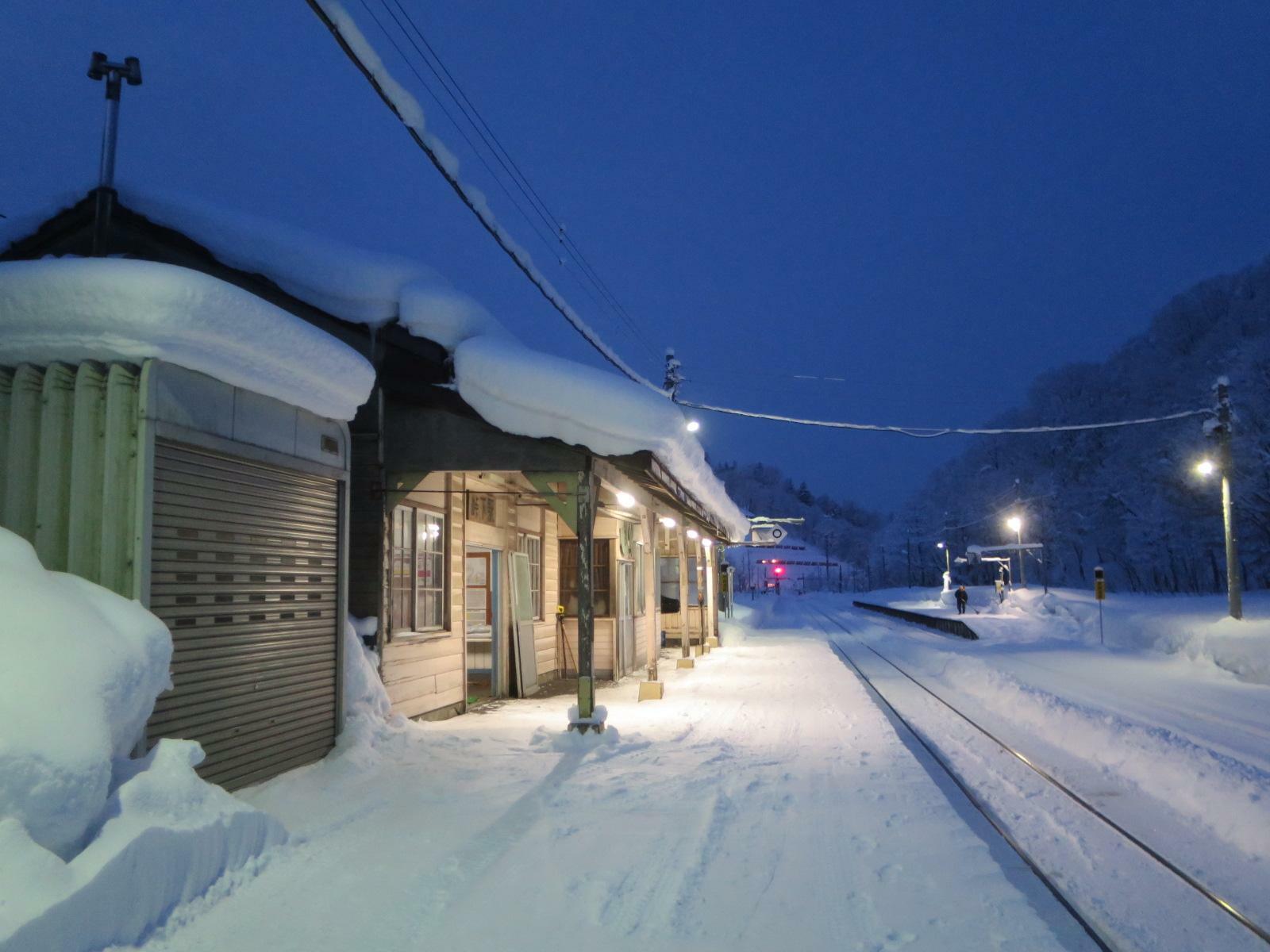 早朝の峠下駅　除雪機を駅舎から出し入れするために扉が外されている