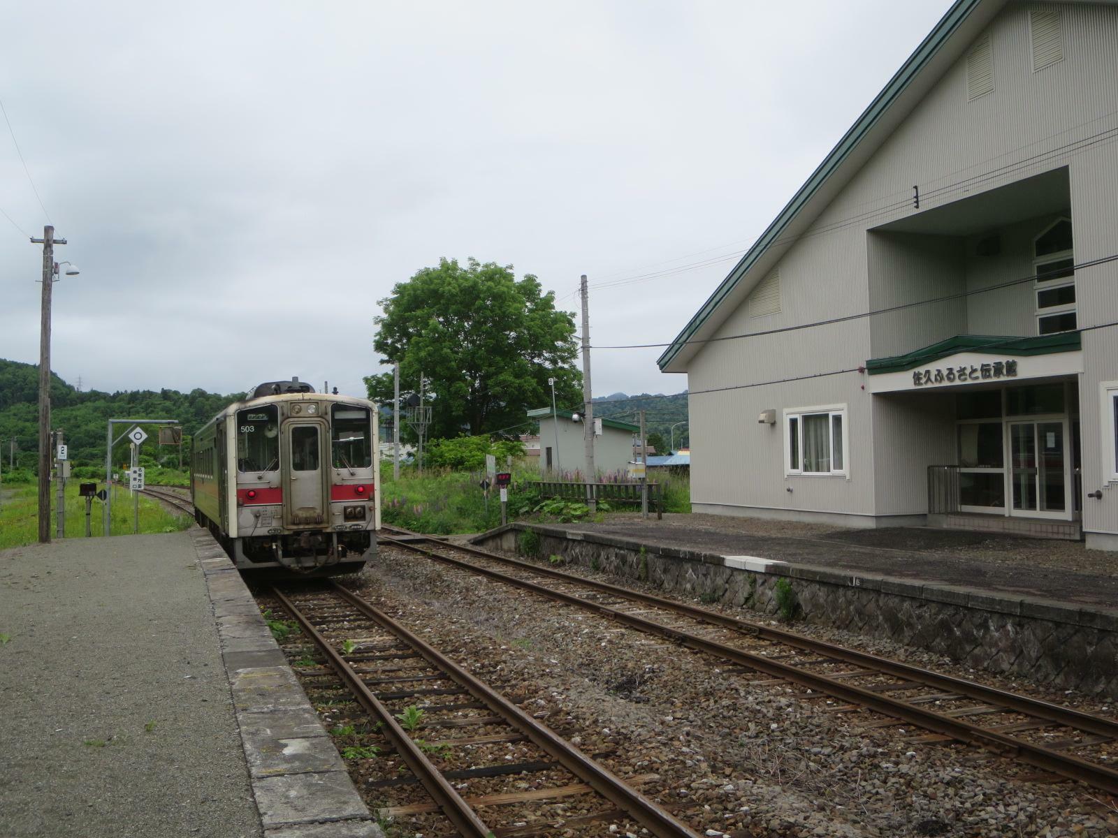 佐久駅2番ホームから発車する上り列車