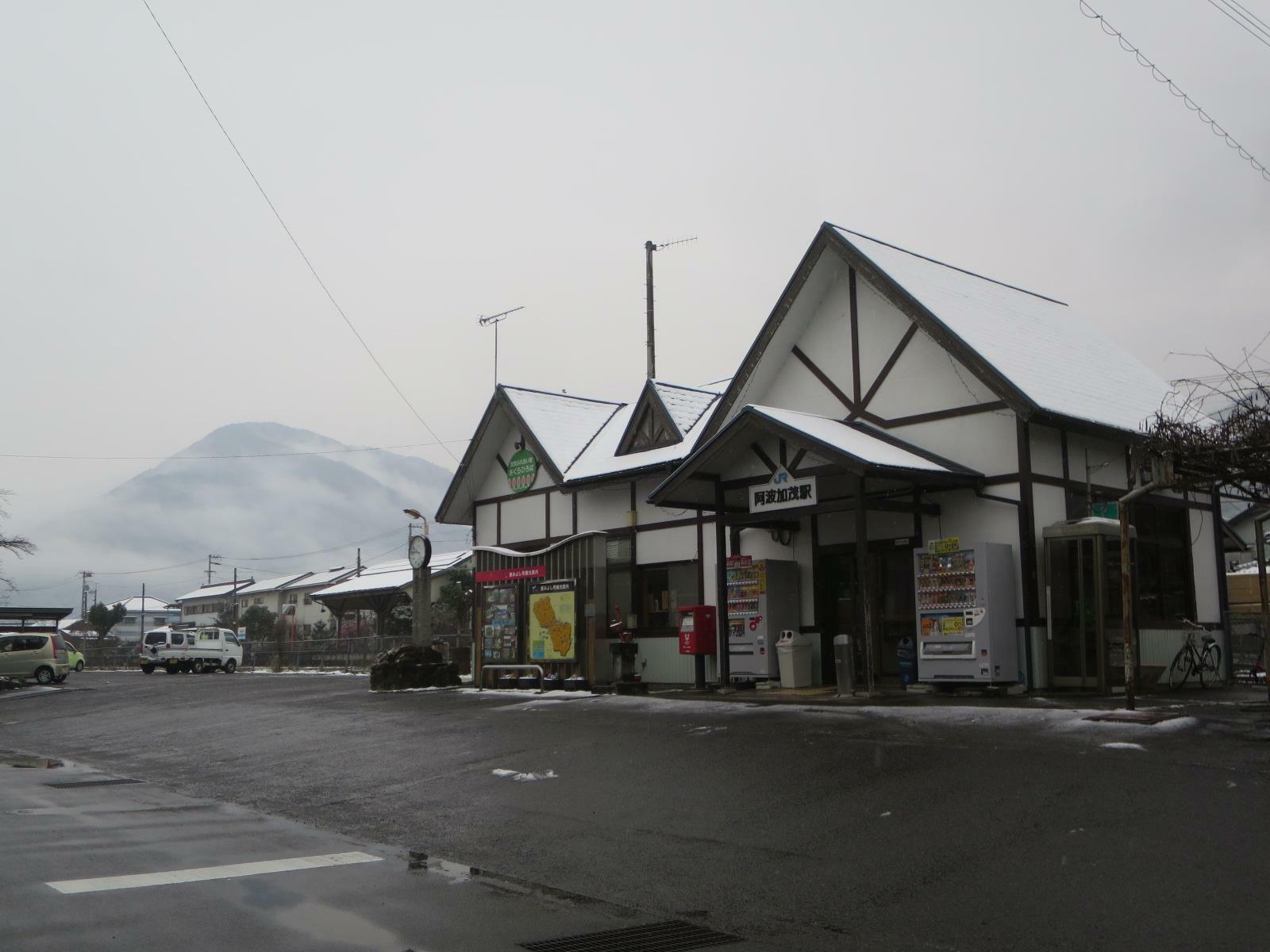 雪の日の阿波加茂駅