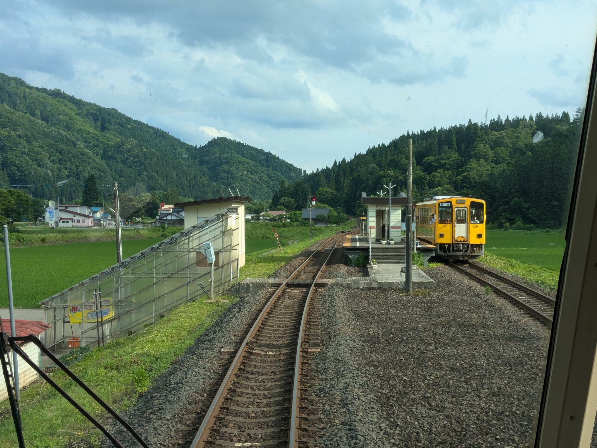 上桧木内駅で交換する秋田内陸線