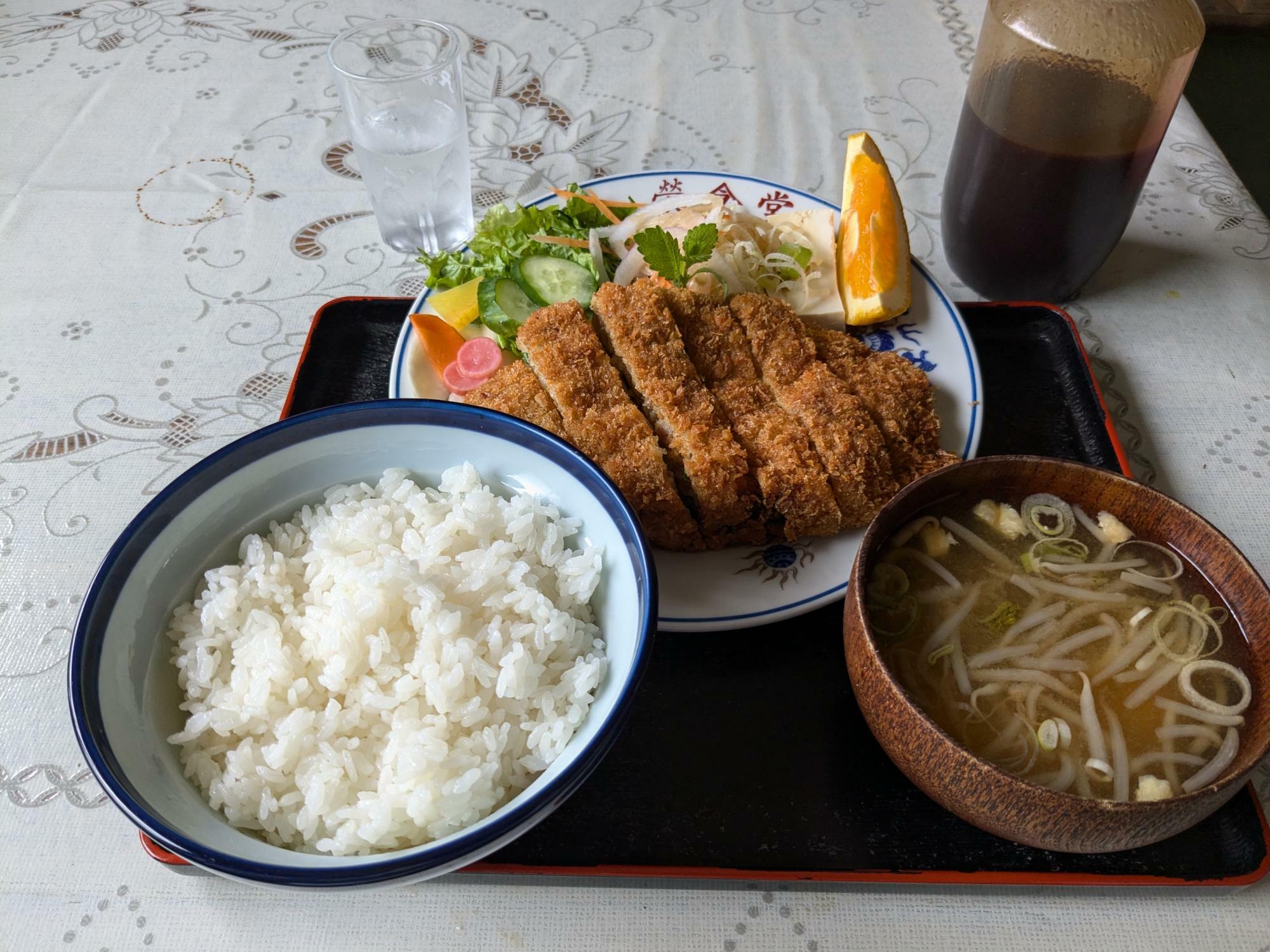 由利高原鉄道 矢島駅から徒歩12分　栄食堂のメンチカツ定食（750円）