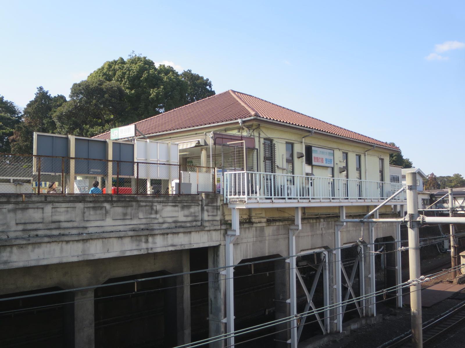 線路上の地盤に建てられた鶯谷駅南口駅舎