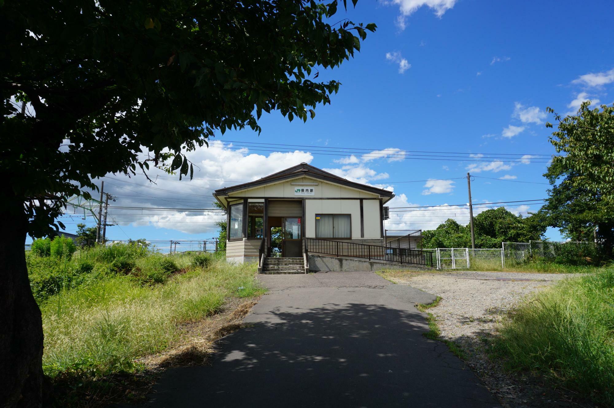 夏の無人駅（信越本線 保内駅）