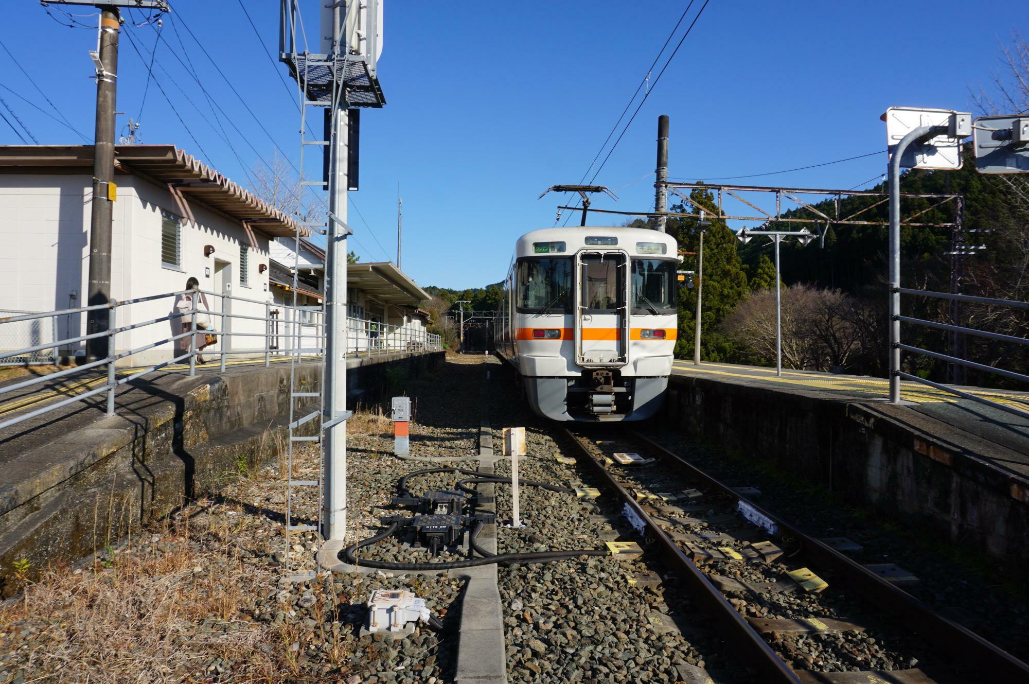 駅構内　列車の左の空間が田口線ホーム跡