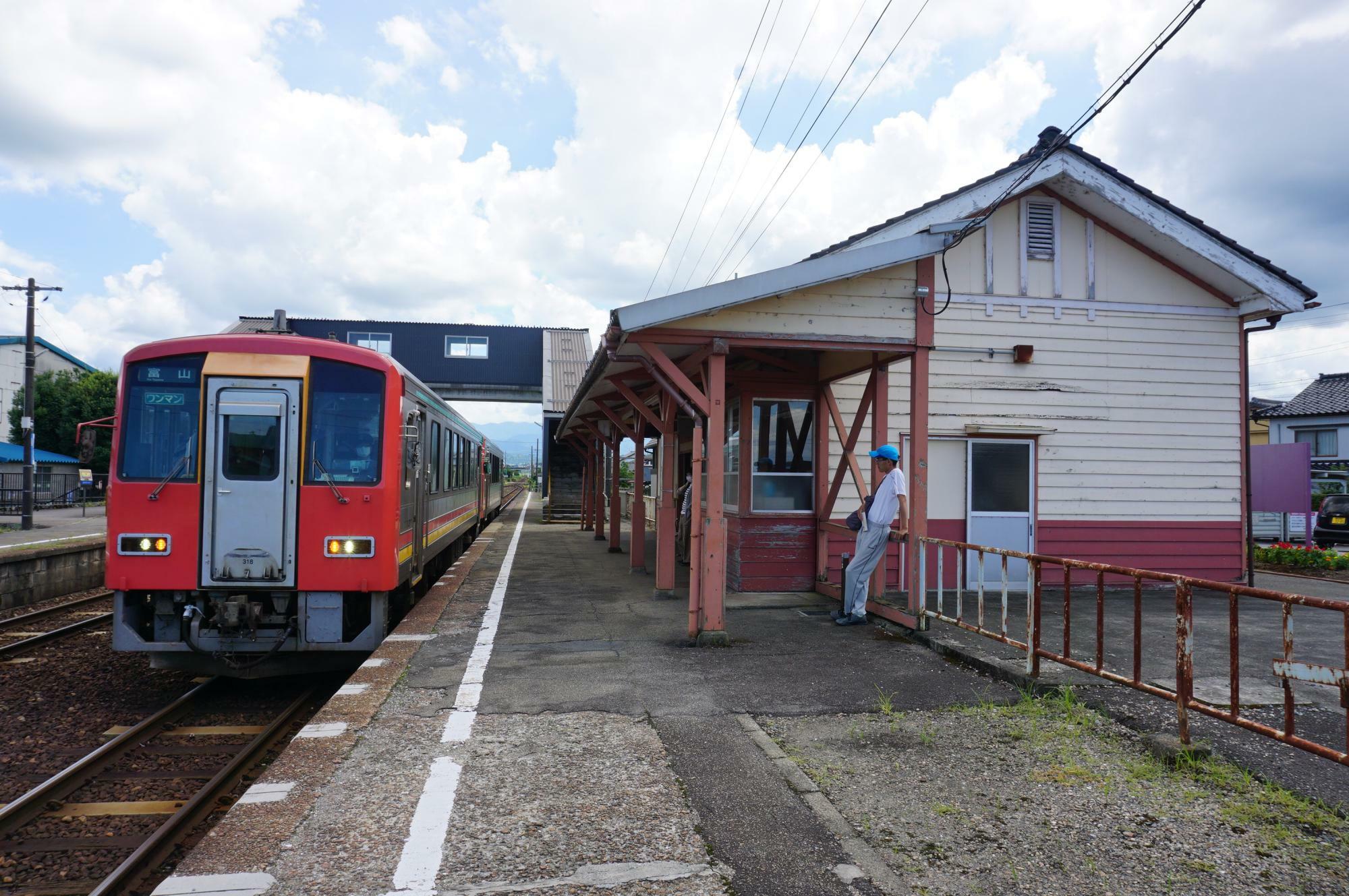 千里駅に到着した富山行き