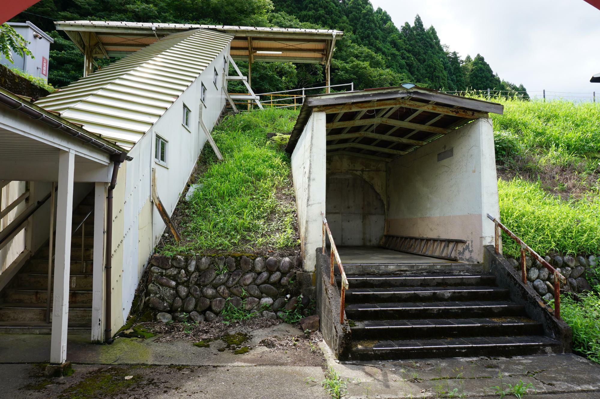 ホームへの階段（左）と地下通路入口の跡（右）