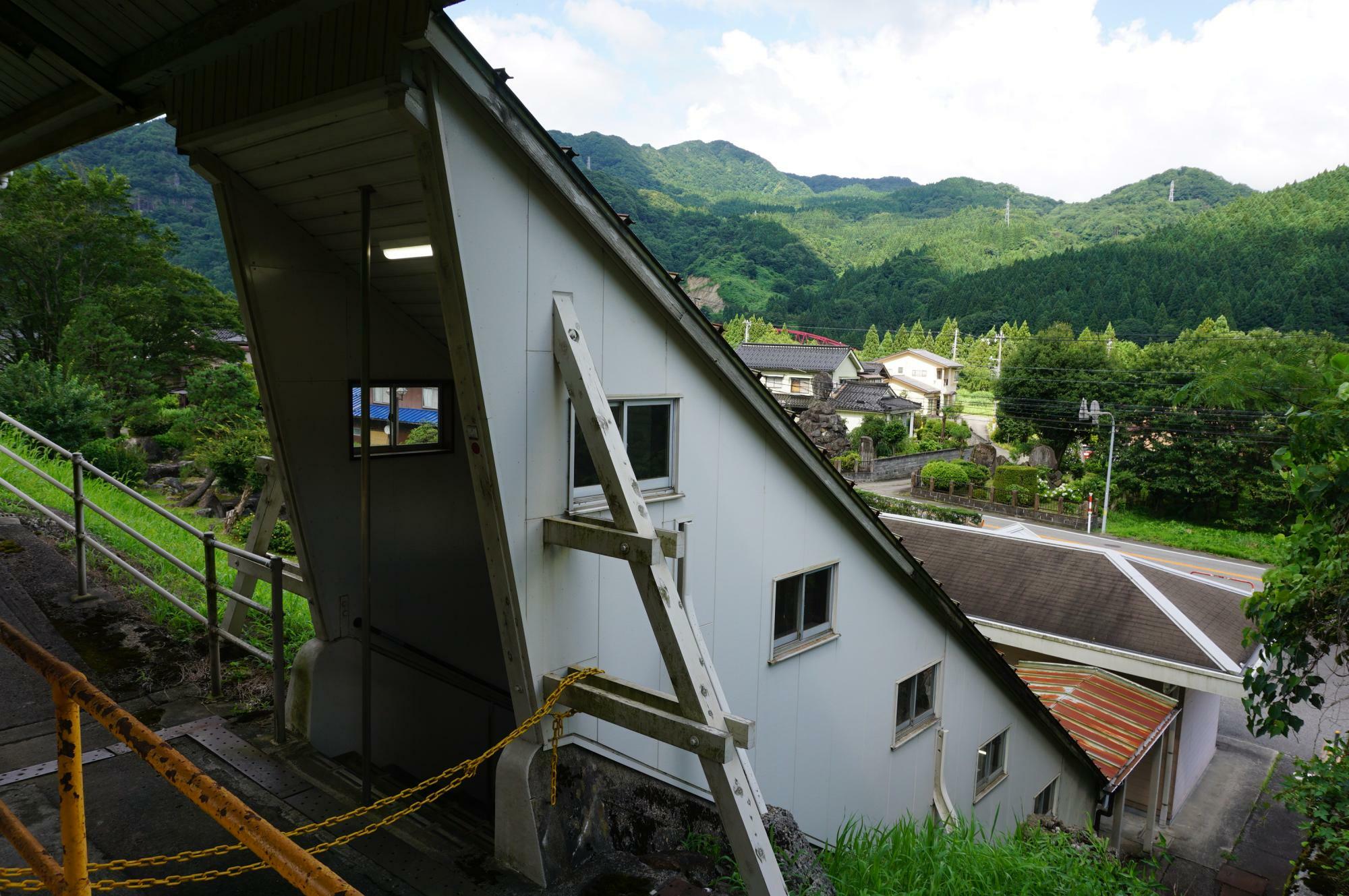 ホームへの階段