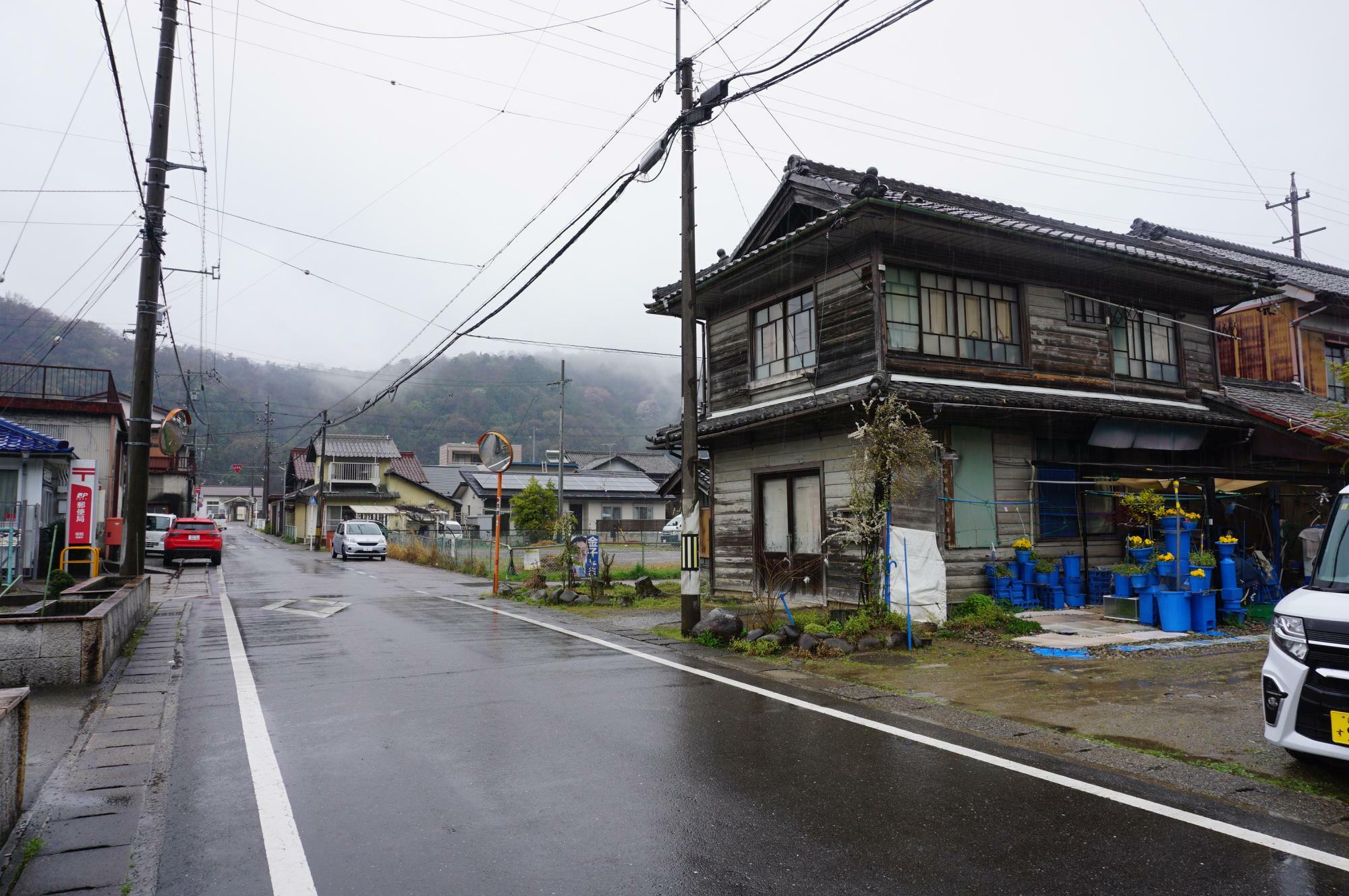 駅前通りの奥に坂祝駅　右の建物は昭和49年まで使用されていた旧坂祝郵便局