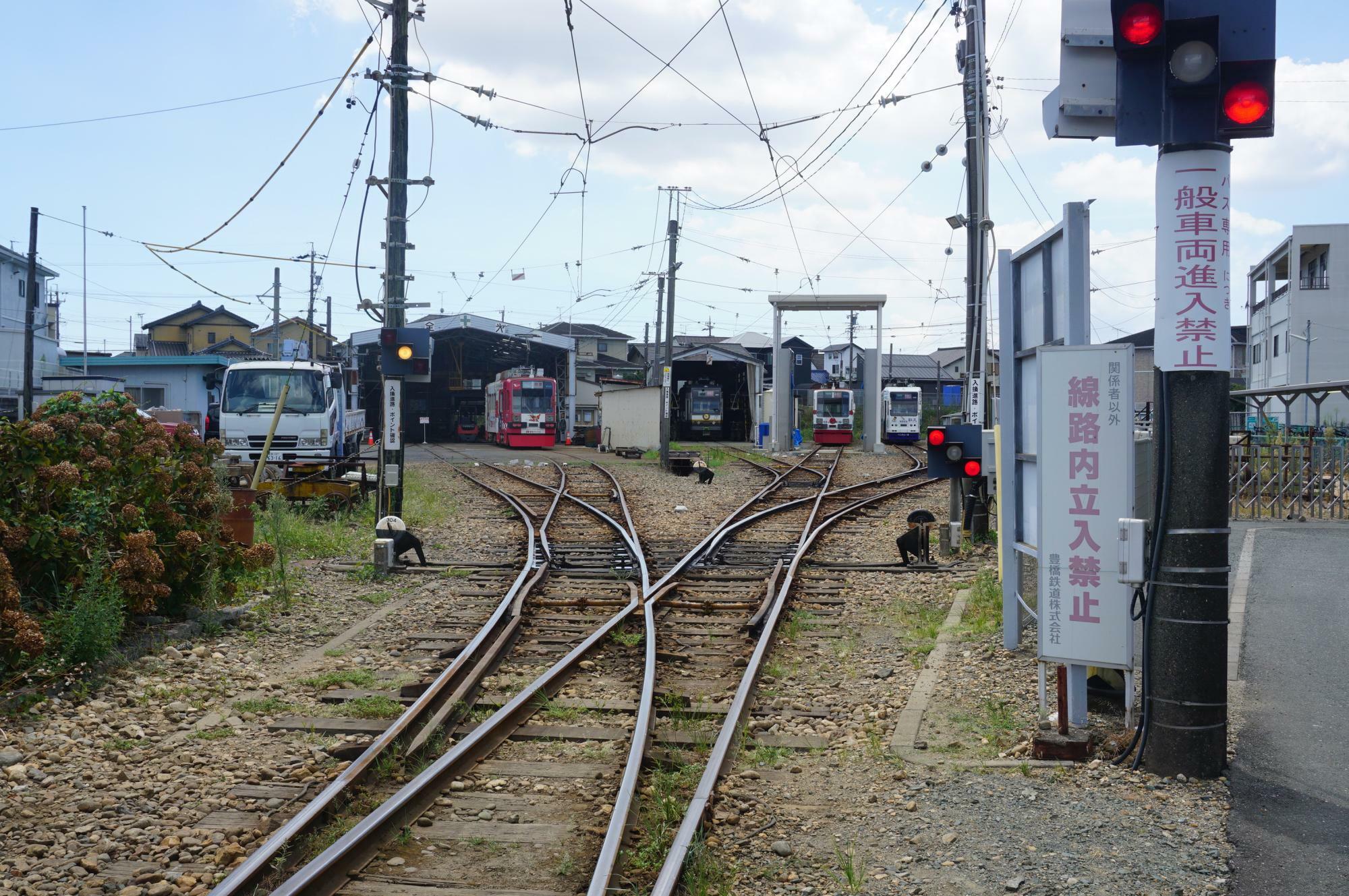 赤岩口の車庫で休む車両たち。右端がモ801、右から3両目がモ803