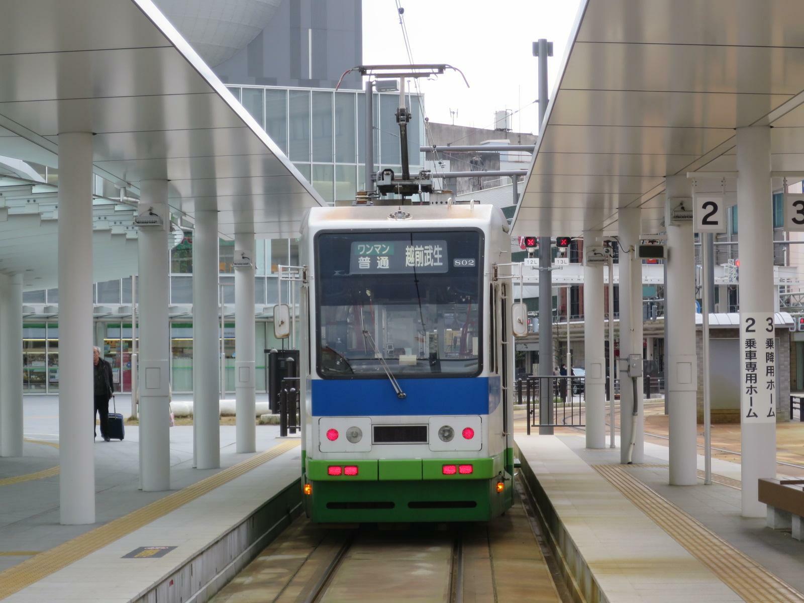 福井駅前を発車するモ802