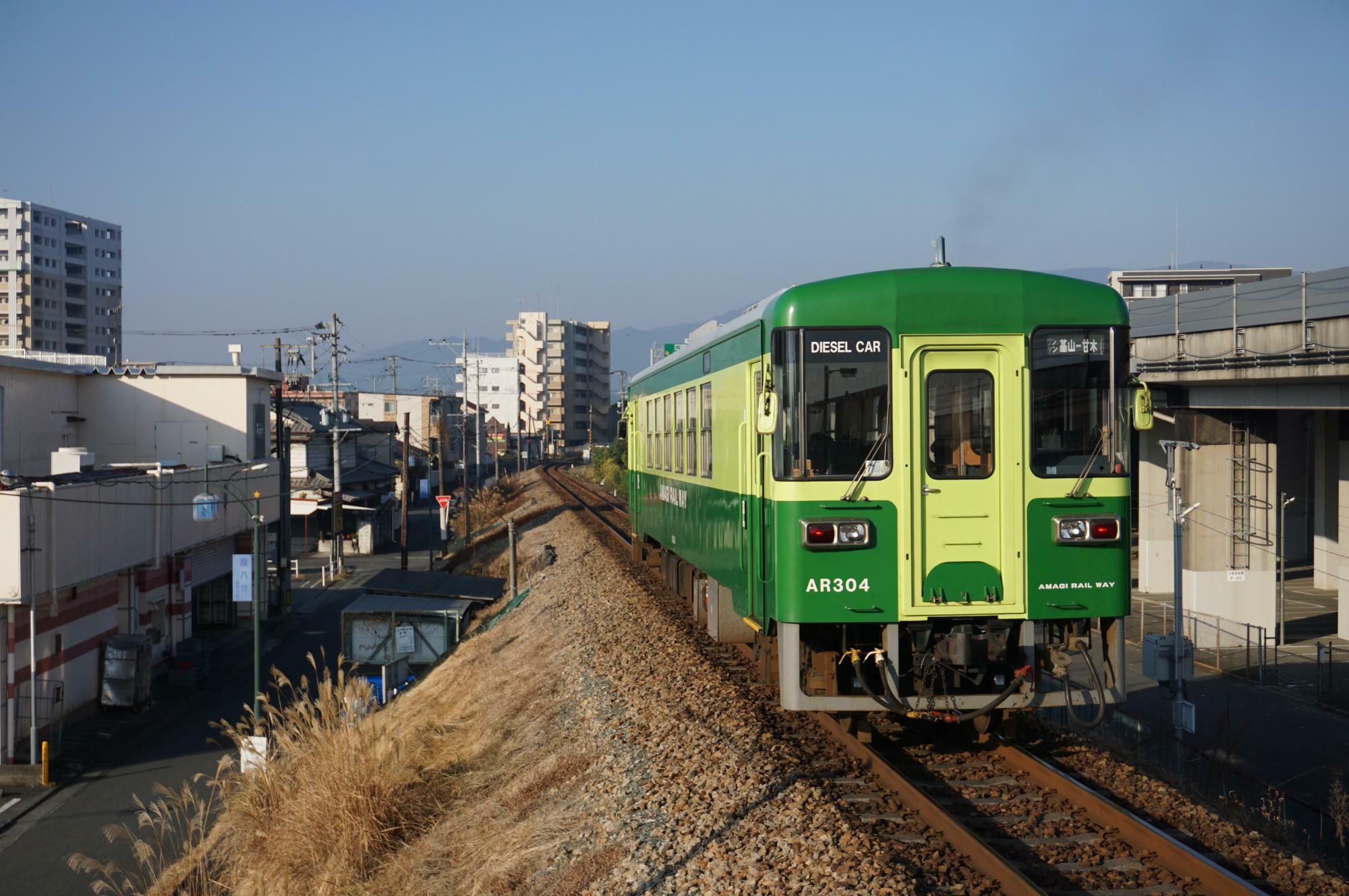 AR304　沿線の山や農地の緑をイメージした塗装