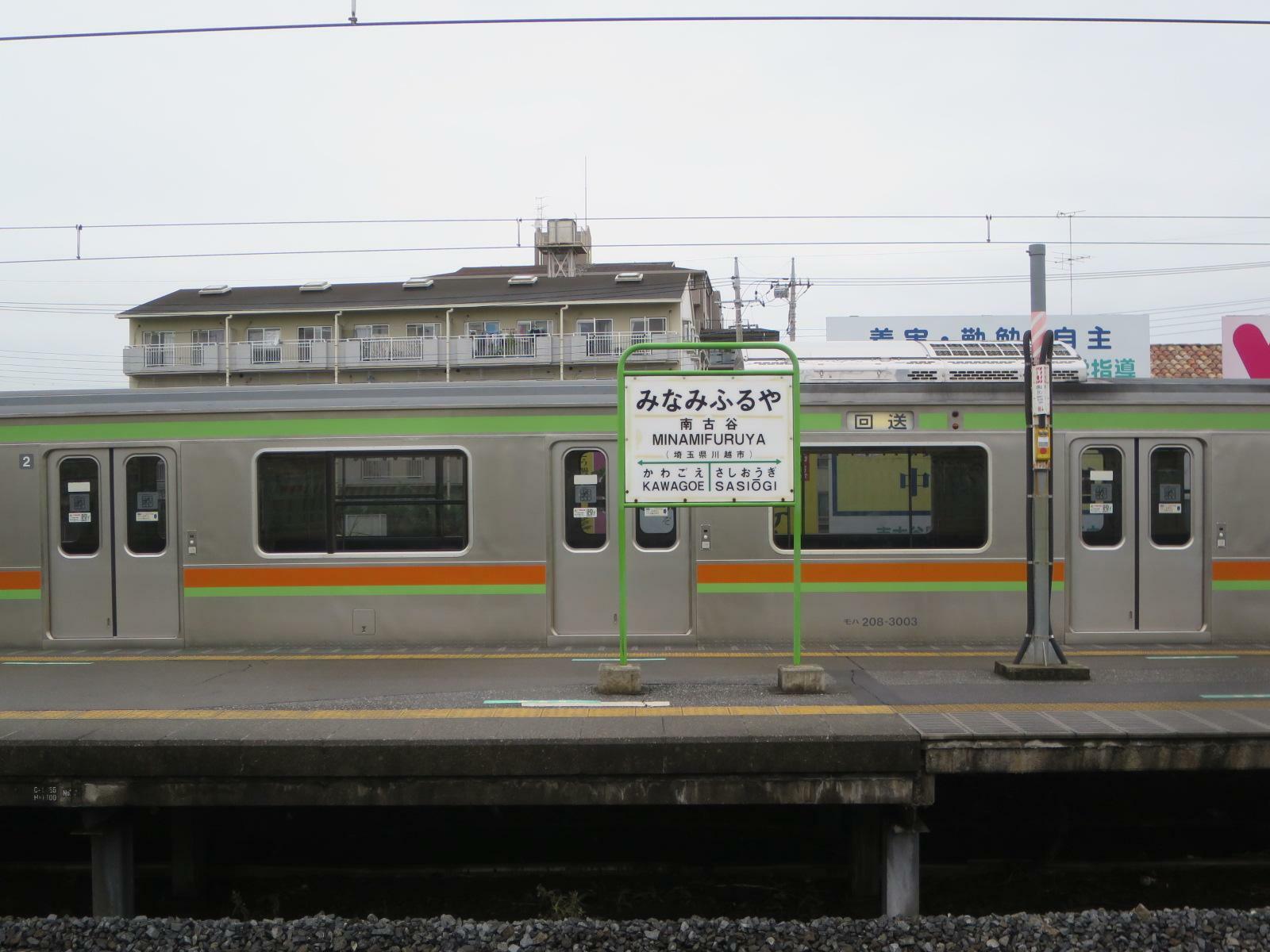 3番線に停車する回送列車