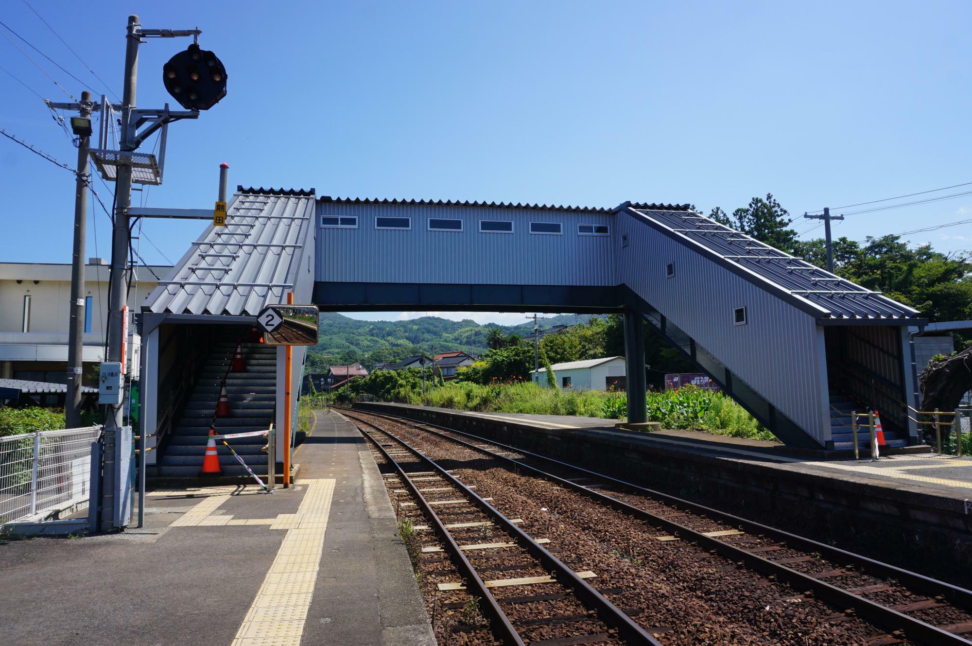 塗り直された跨線橋