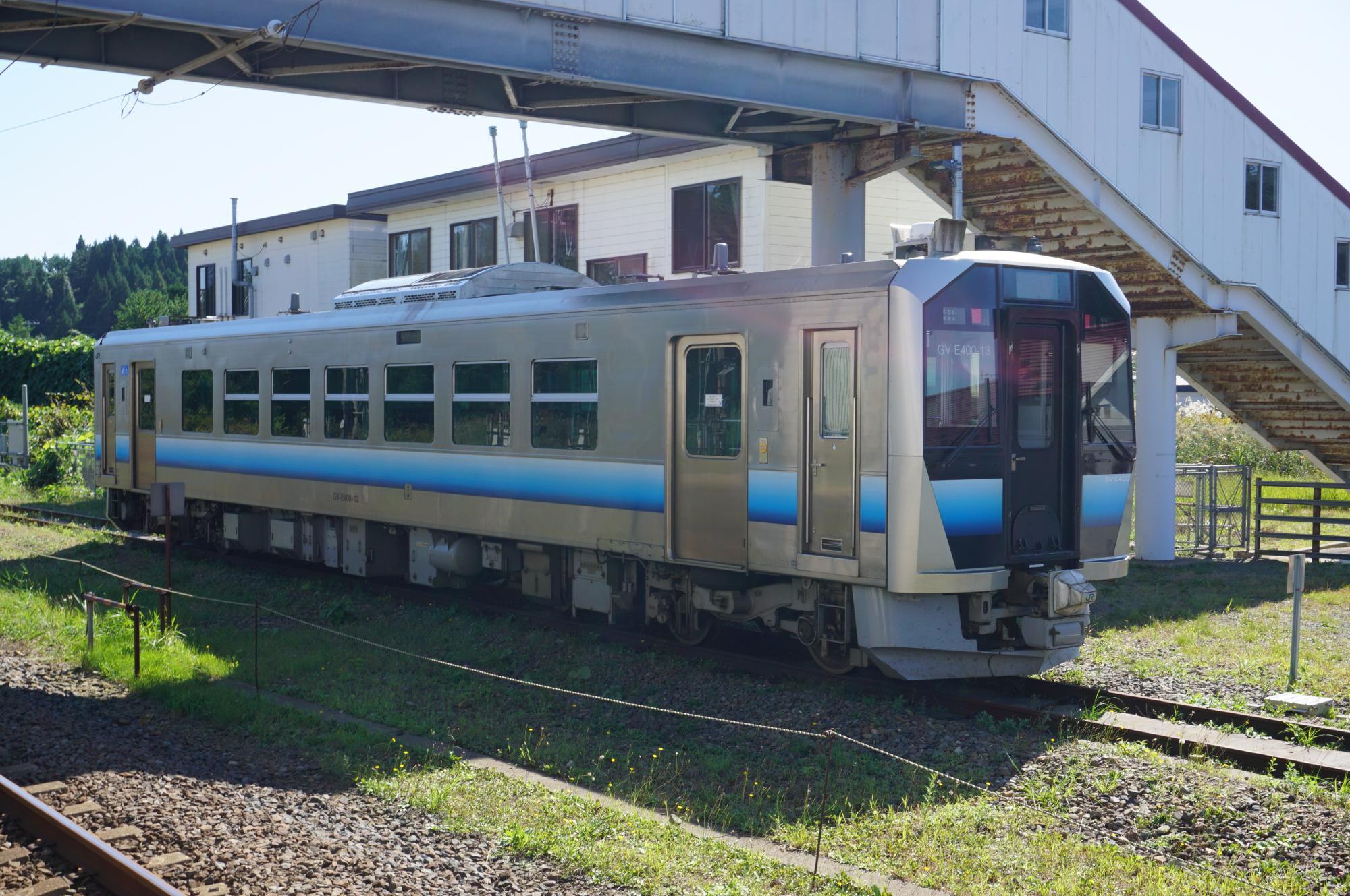 駅構内で休むGV-E400‐13　後ろの建物は乗務員宿泊所