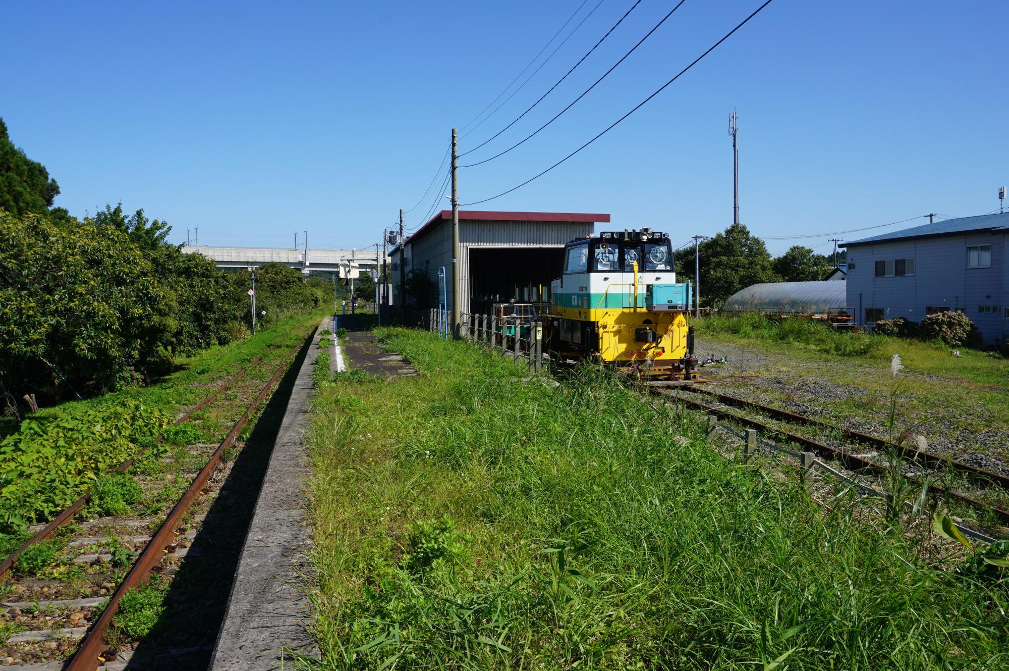 ホームと保線車両