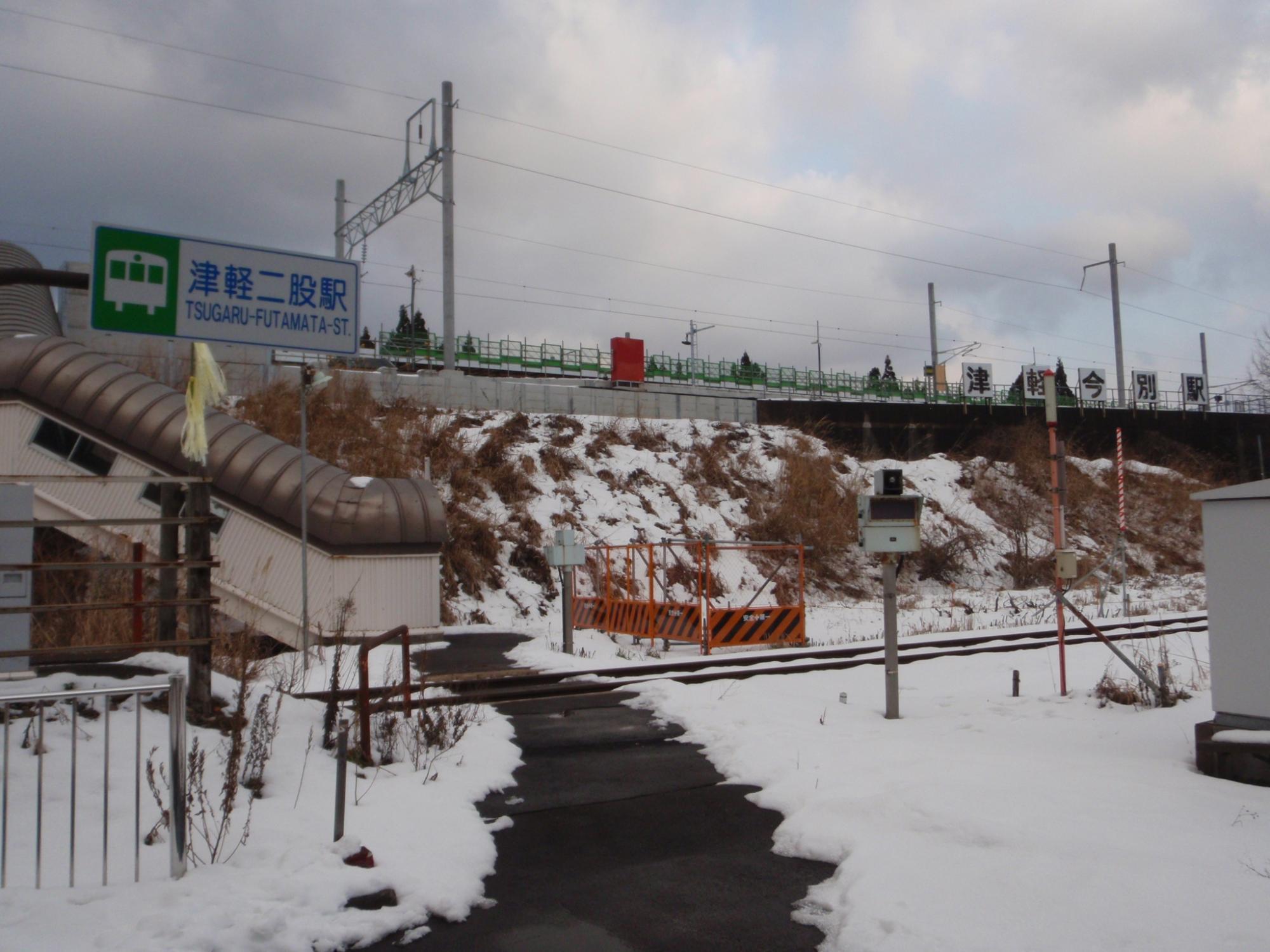 津軽今別駅　左手が津軽二股駅入口