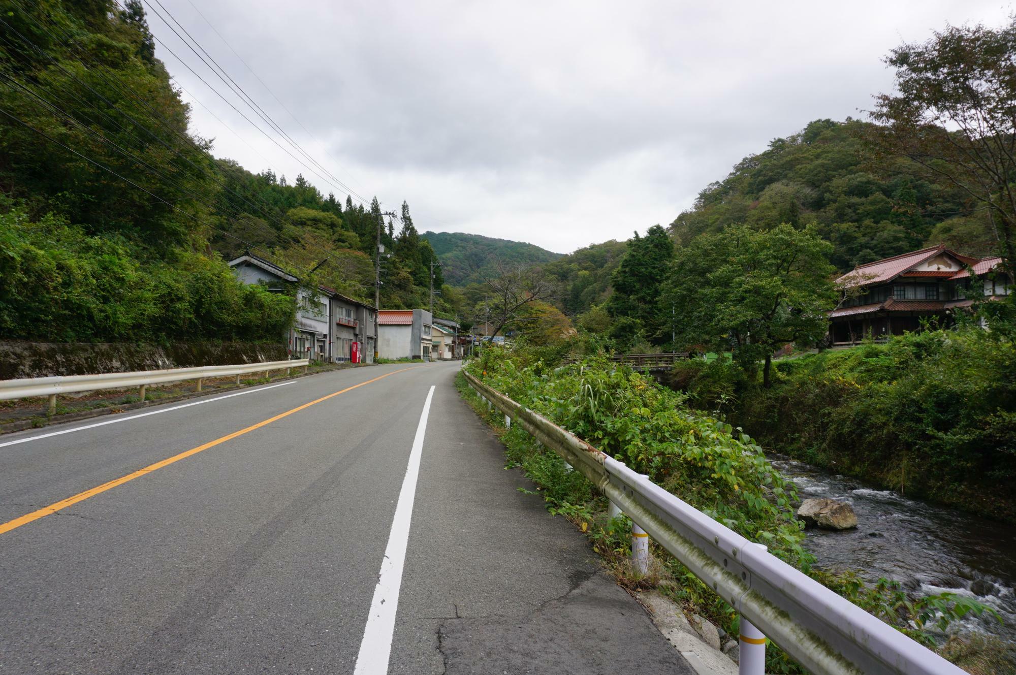 駅前を流れる小鳥原川