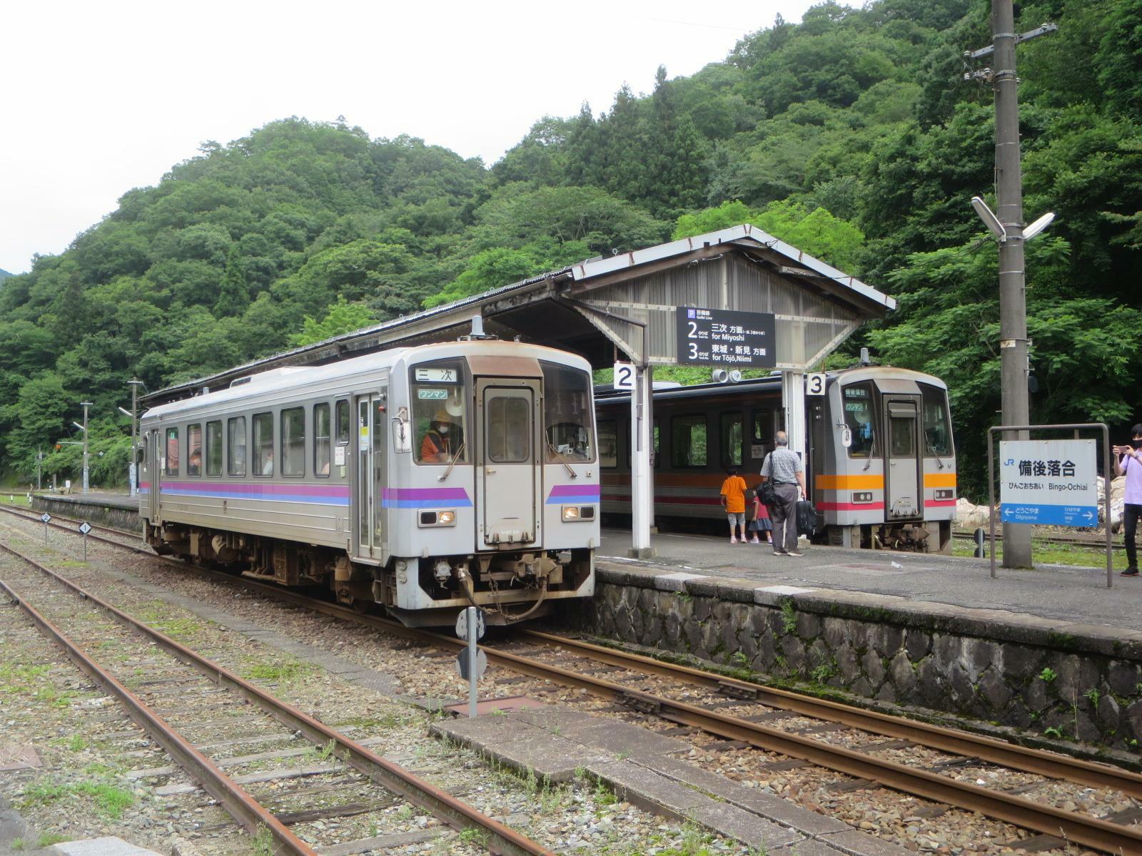 備後落合で並ぶ芸備線の列車