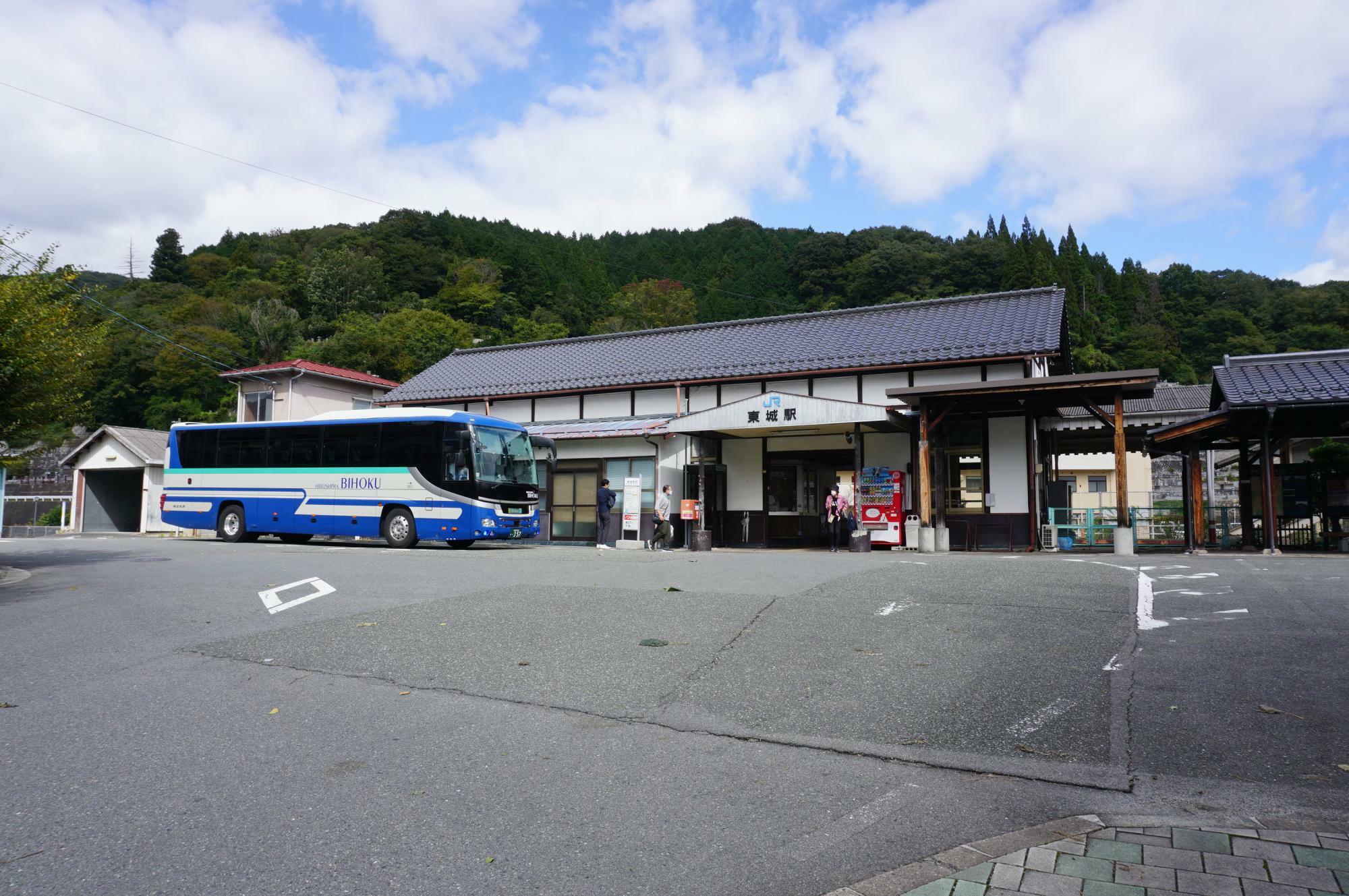 東城駅に到着した備北交通「帝釈峡ライナー」