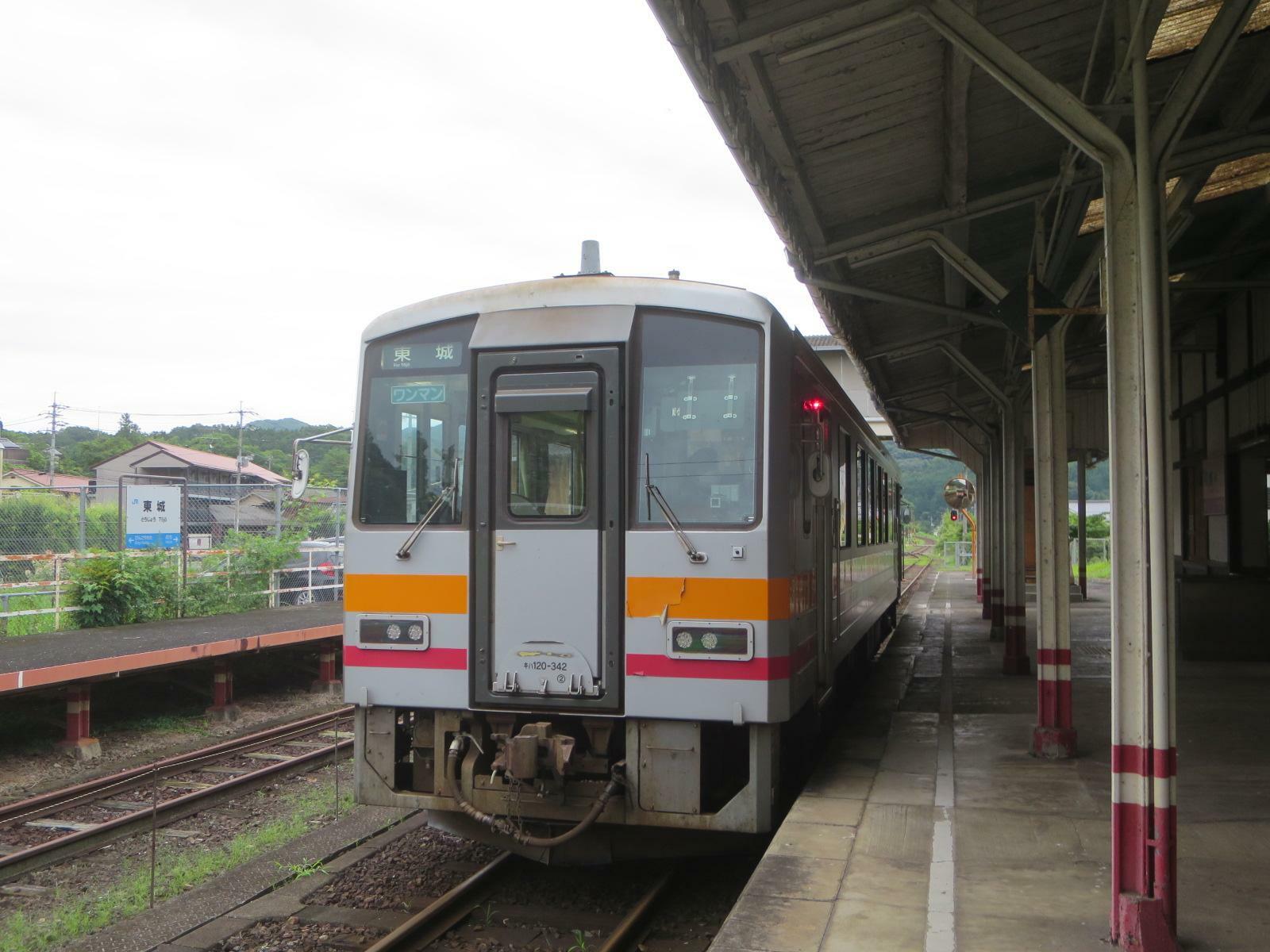 東城駅で折り返す列車