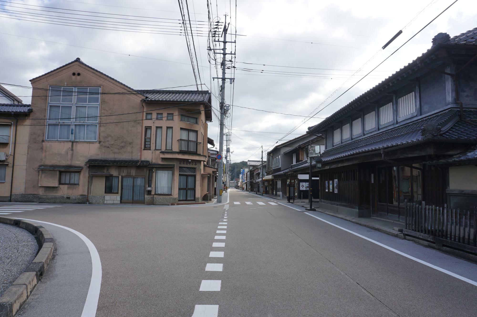 東城の町並み　左は旧写真館、右は三楽荘（旧：保澤家住宅）