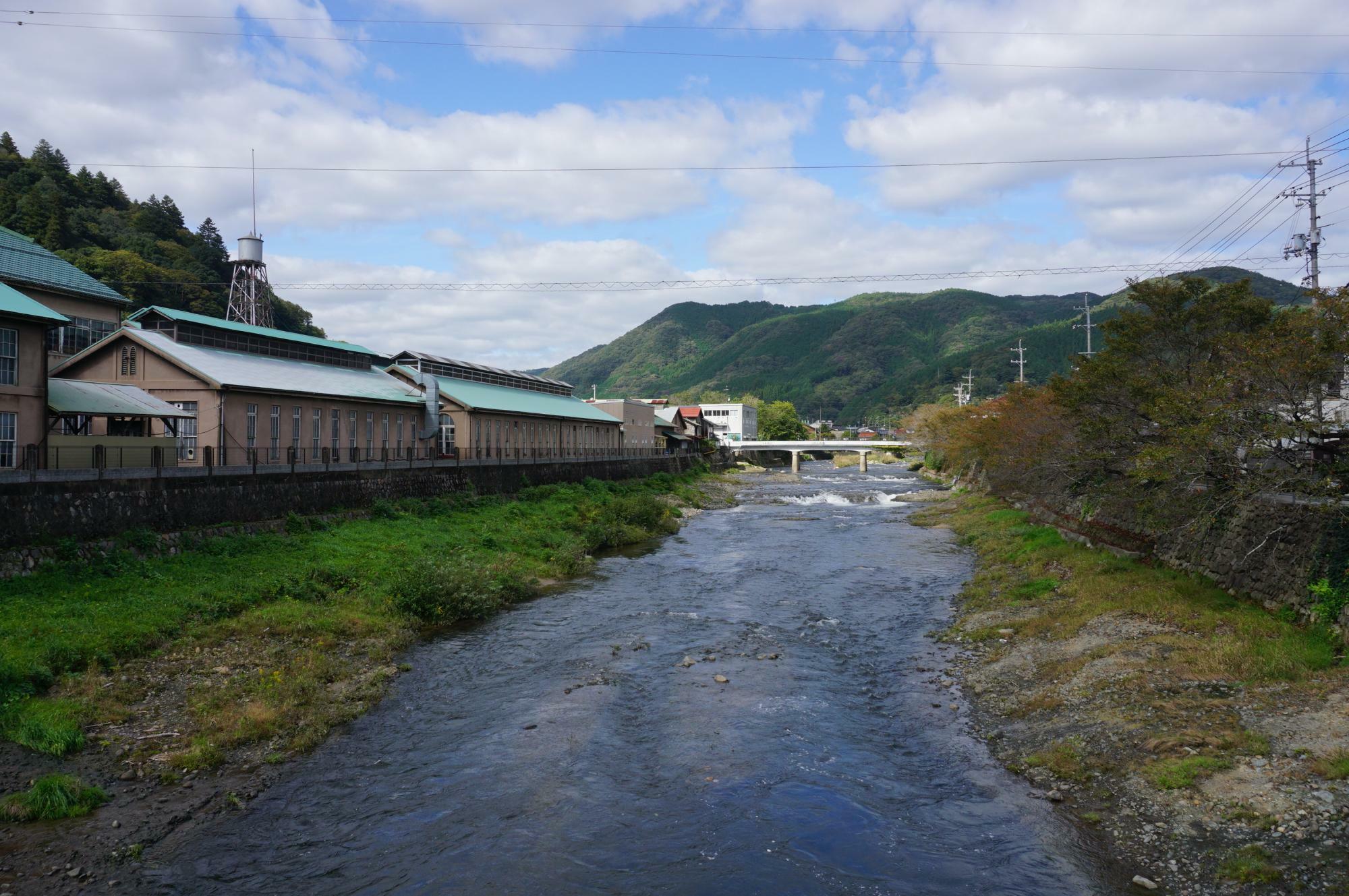 東城川畔のヤマモトロックマシン