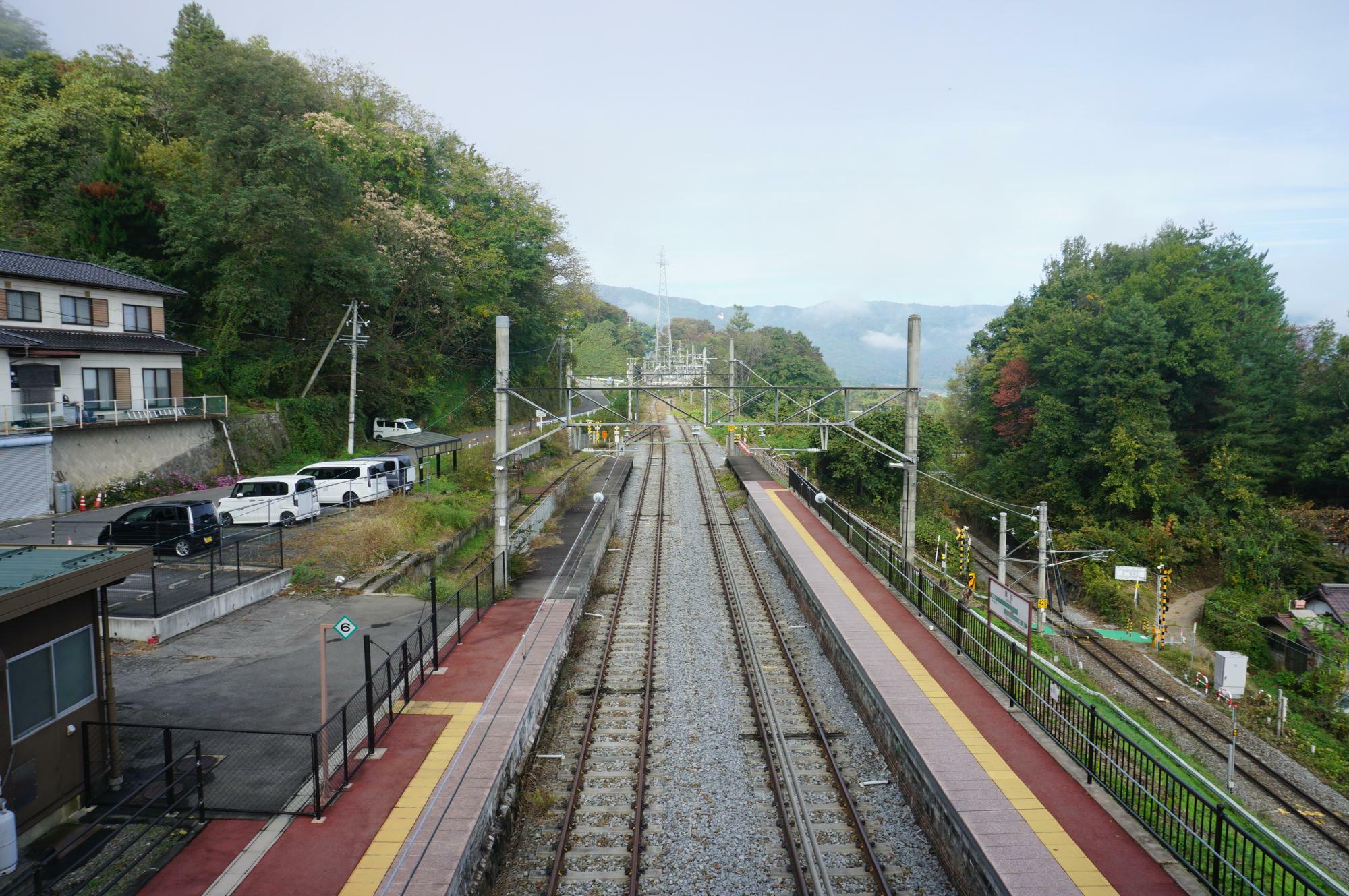 駅構内（終端方）　右の降りていく線路が本線