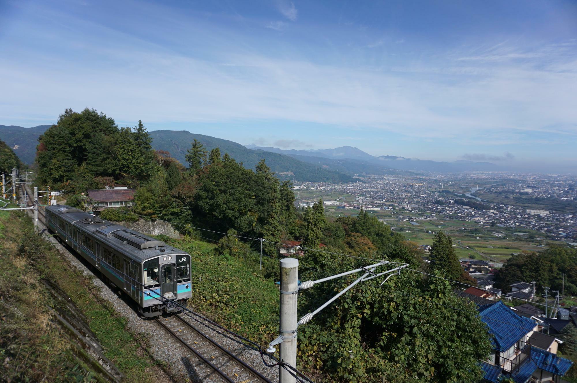 篠ノ井線の列車と善光寺平