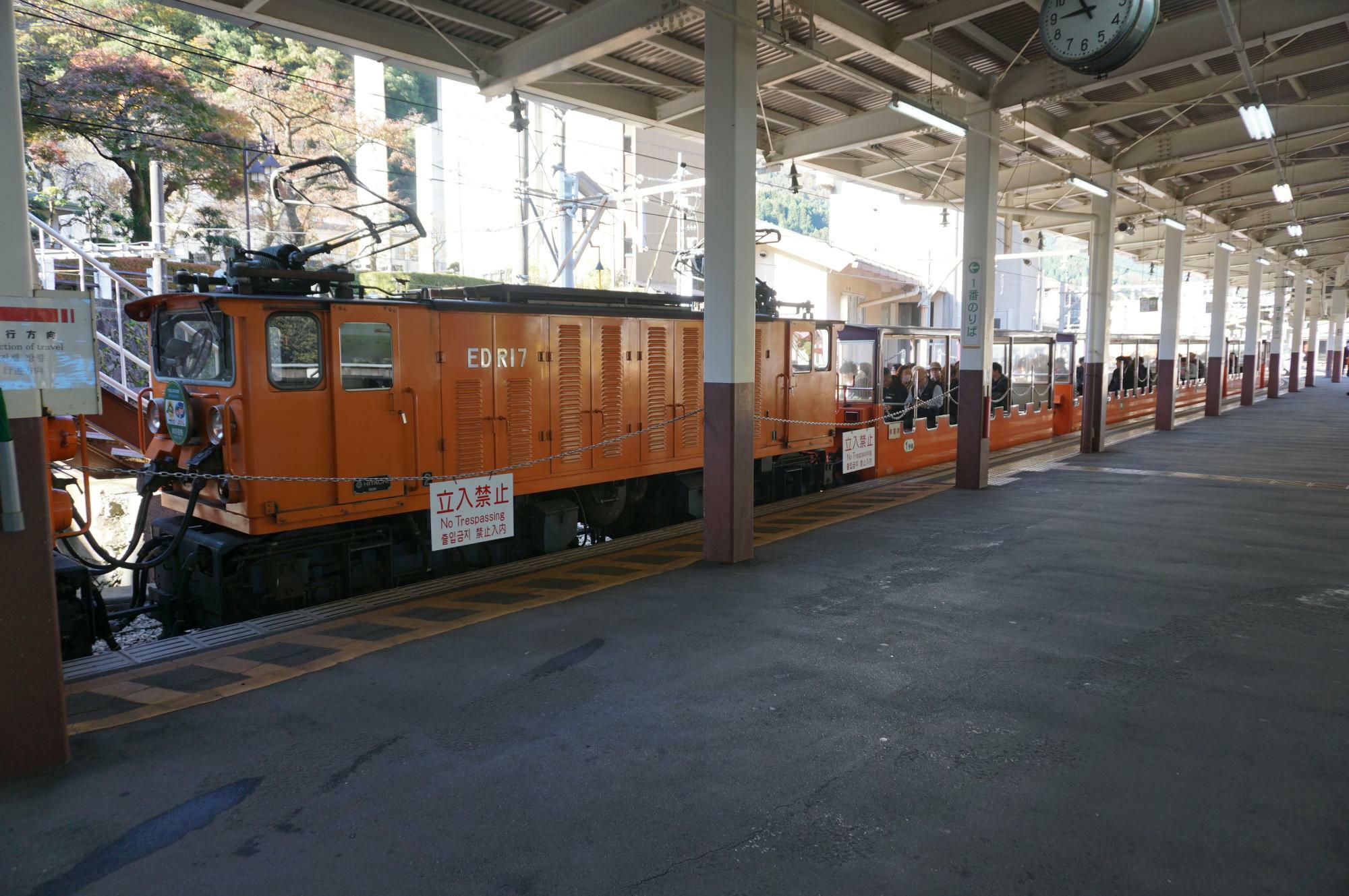 宇奈月駅で発車を待つトロッコ列車