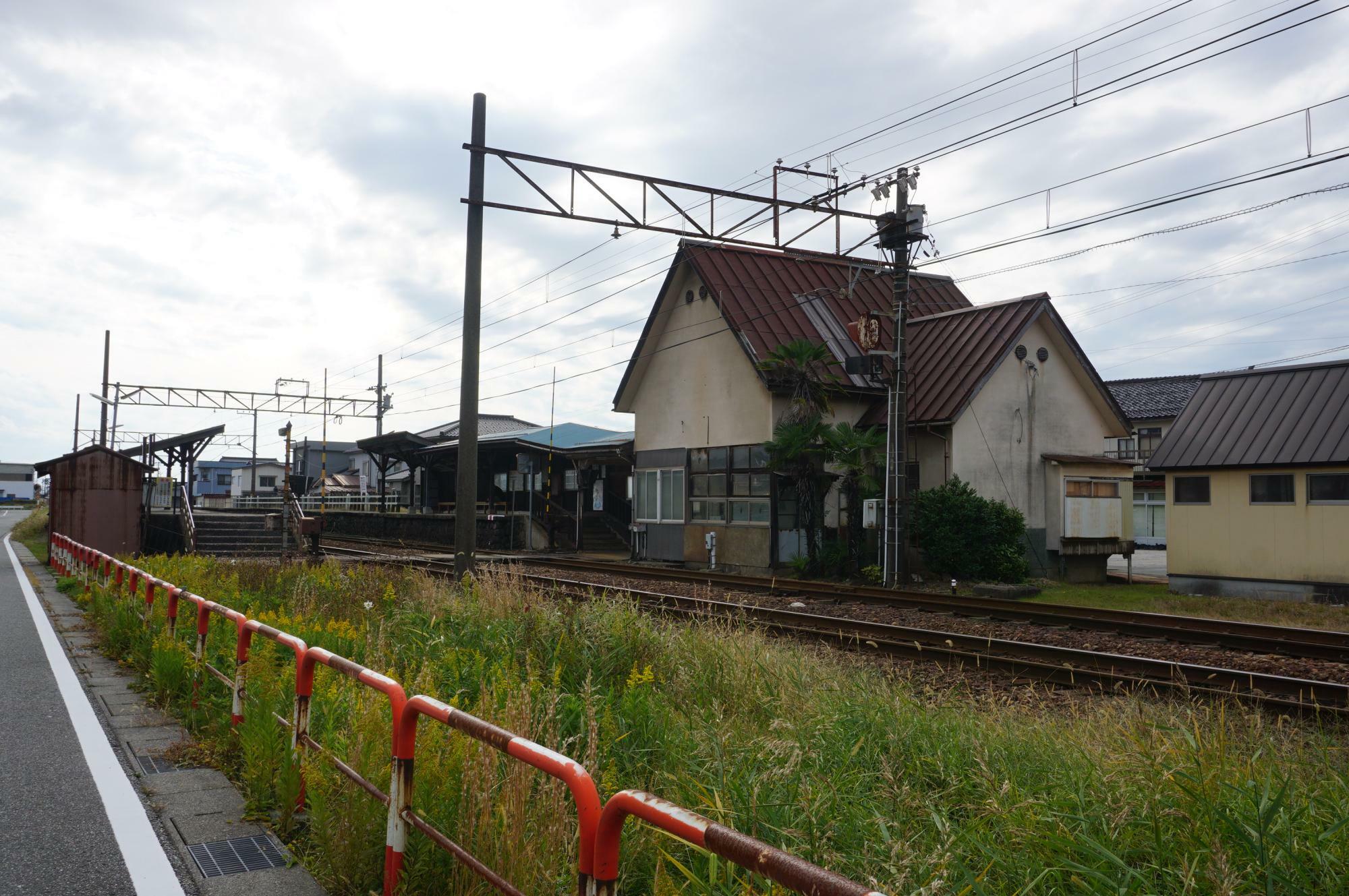 駅裏から見た駅舎と駅構内